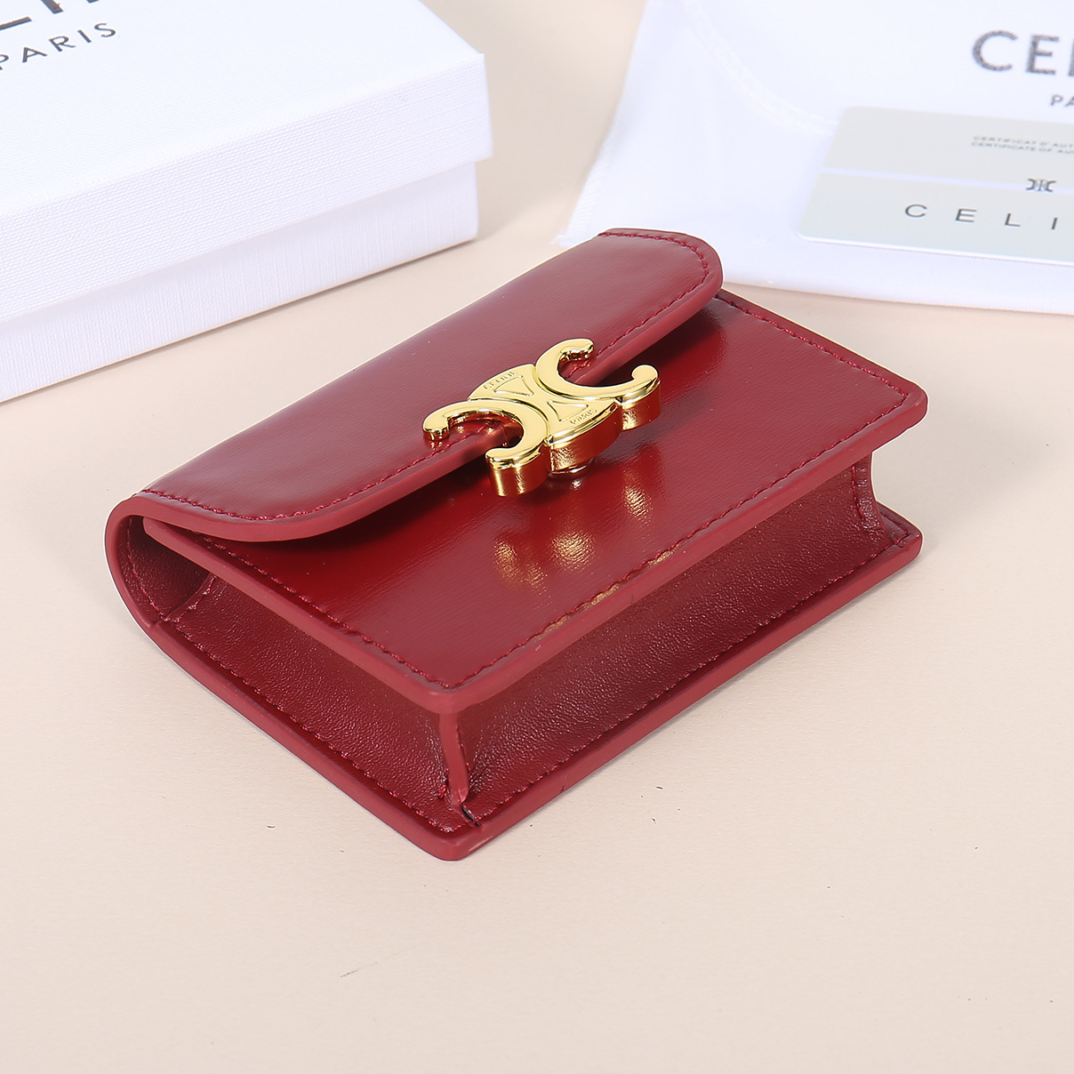 Celine新款卡包,TRIOMPHE名片包,牛皮大面内配平纹超纤,金色饰面TRIOMPHE金属按扣开合
