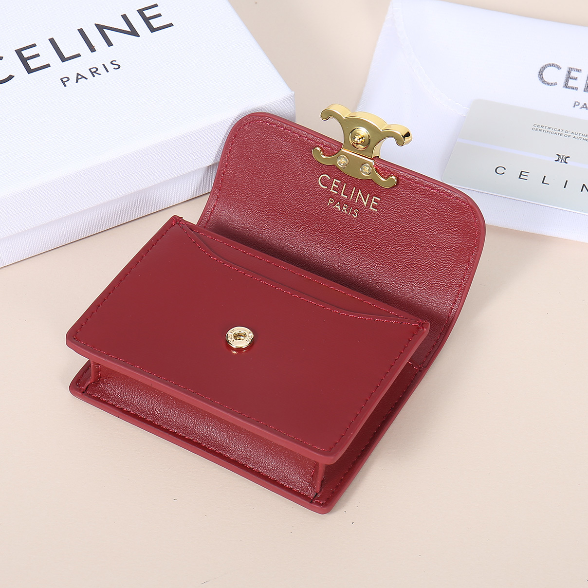 Celine新款卡包,TRIOMPHE名片包,牛皮大面内配平纹超纤,金色饰面TRIOMPHE金属按扣开合
