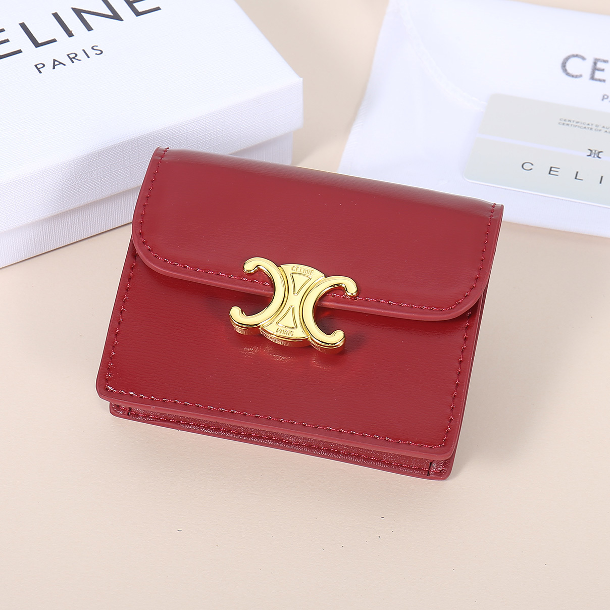 Celine新款卡包,TRIOMPHE名片包,牛皮大面内配平纹超纤,金色饰面TRIOMPHE金属按扣开合