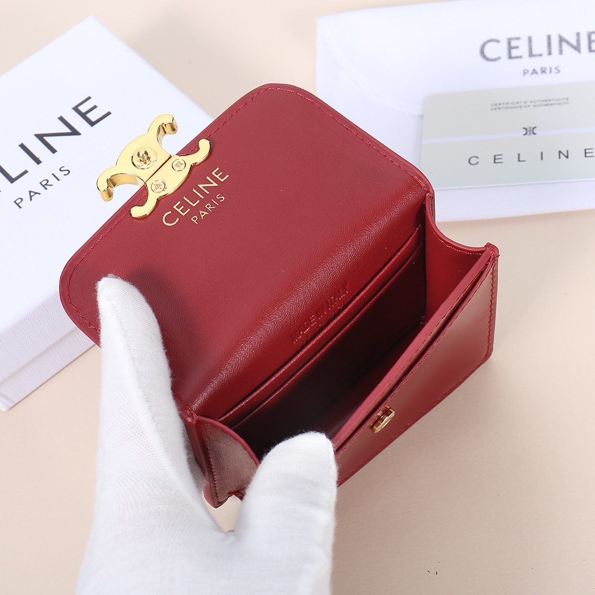 Celine新款卡包,TRIOMPHE名片包,牛皮大面内配平纹超纤,金色饰面TRIOMPHE金属按扣开合