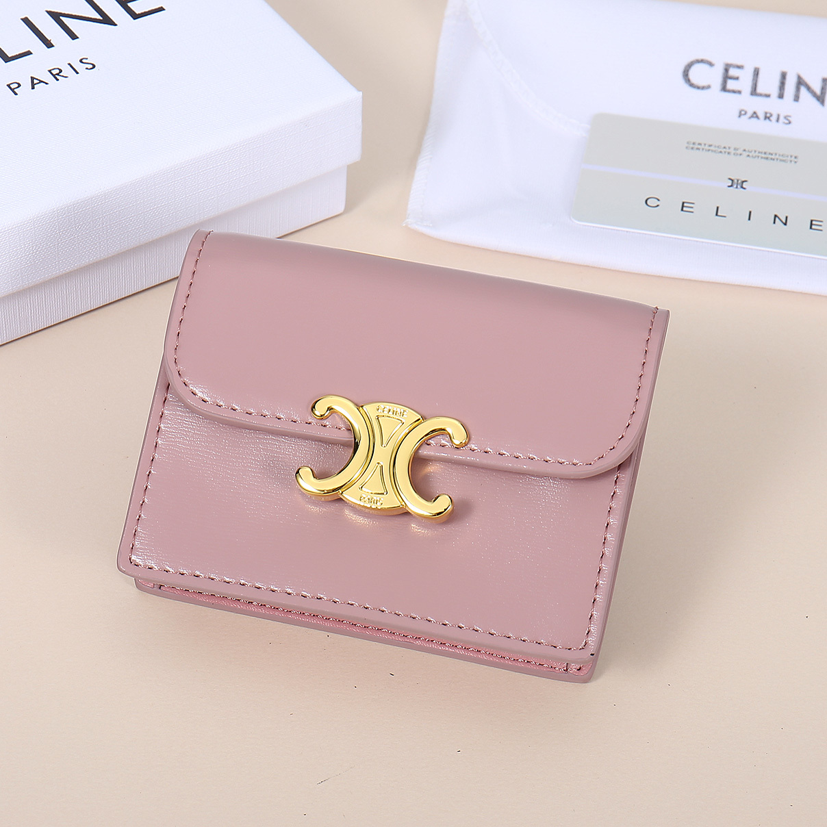 Celine新款卡包,TRIOMPHE名片包,牛皮大面内配平纹超纤,金色饰面TRIOMPHE金属按扣开合