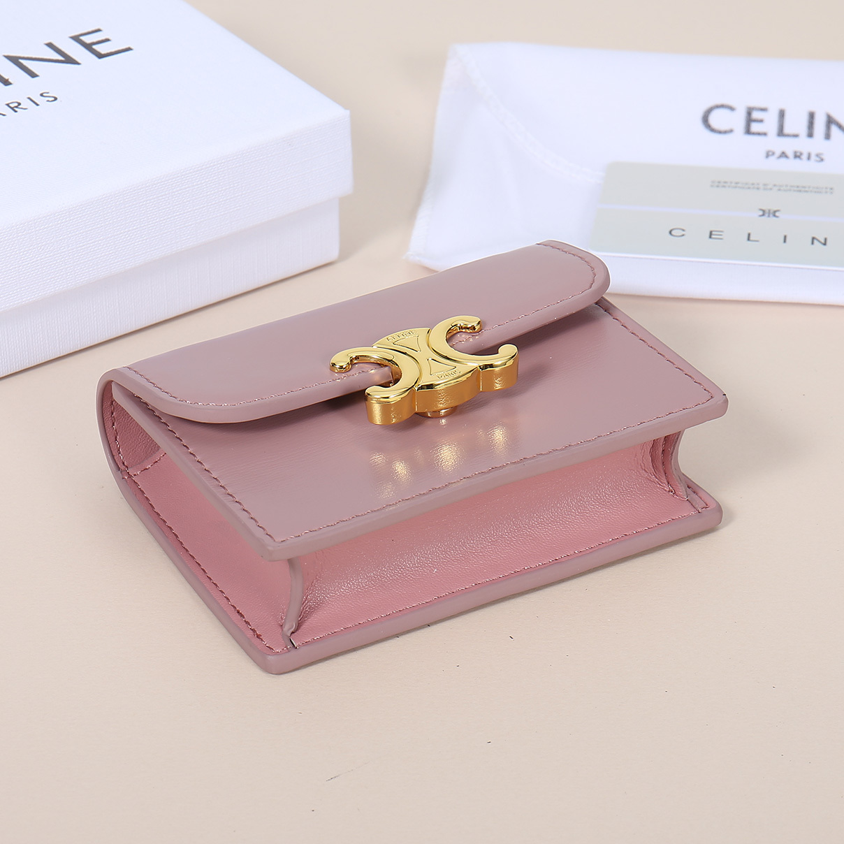 Celine新款卡包,TRIOMPHE名片包,牛皮大面内配平纹超纤,金色饰面TRIOMPHE金属按扣开合