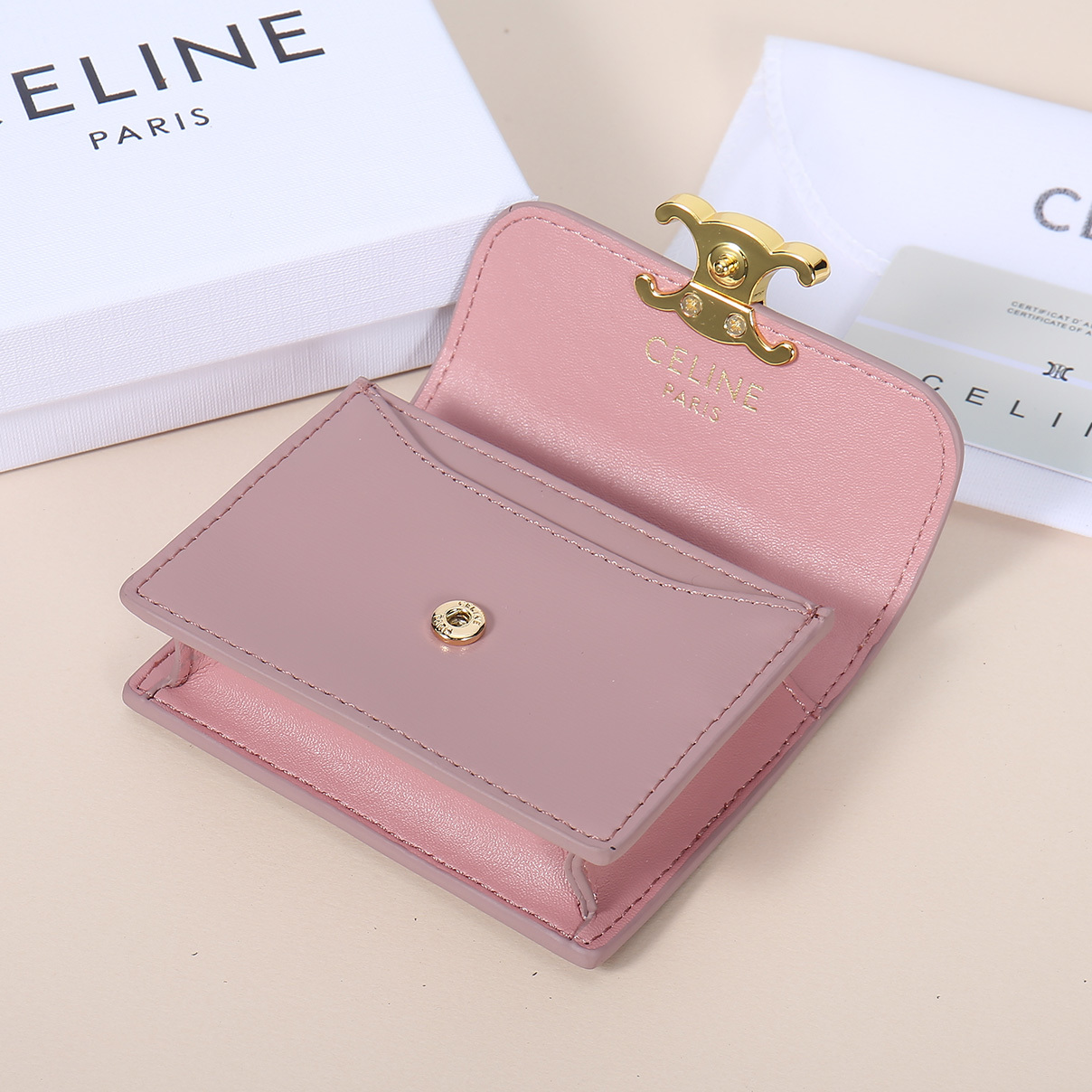 Celine新款卡包,TRIOMPHE名片包,牛皮大面内配平纹超纤,金色饰面TRIOMPHE金属按扣开合
