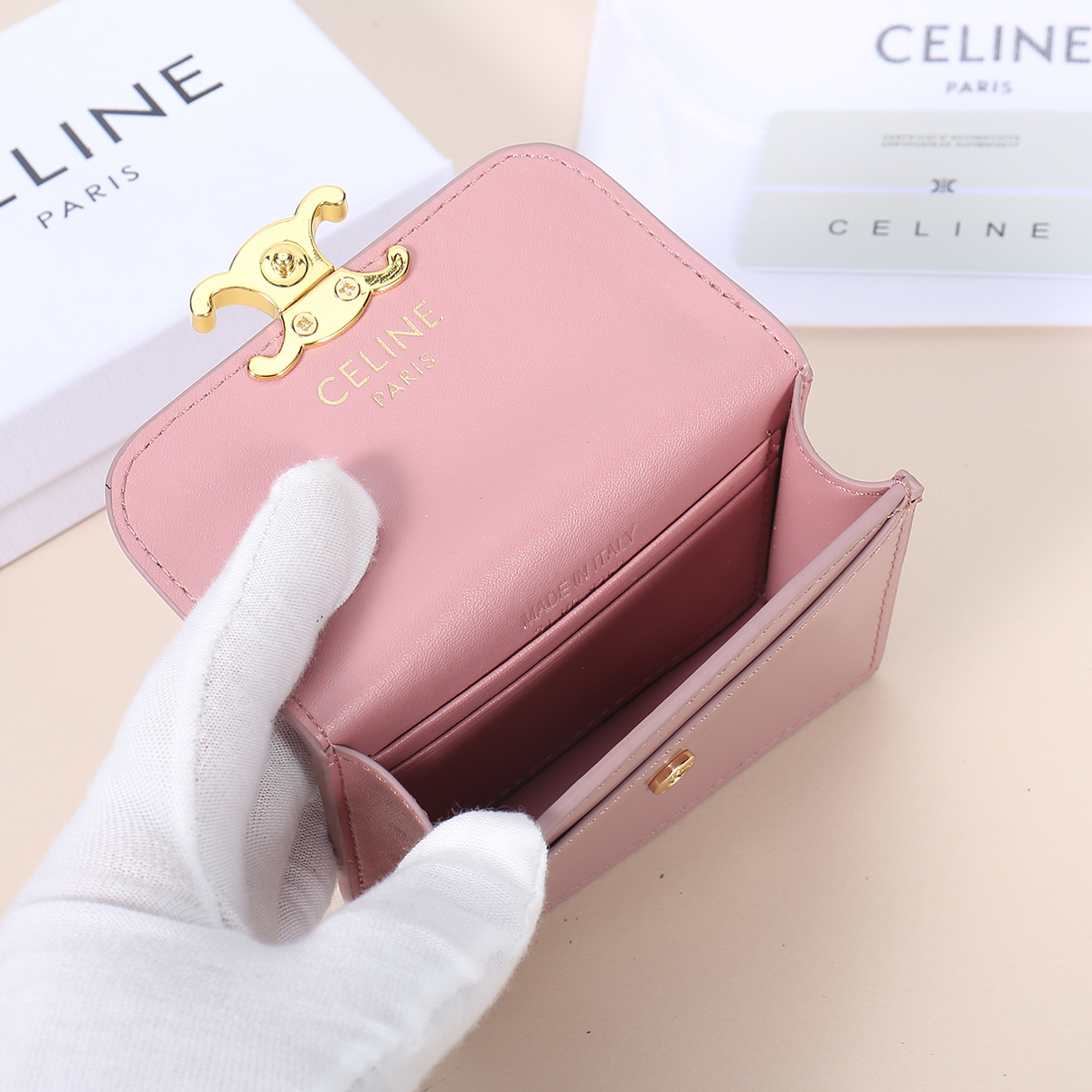 Celine新款卡包,TRIOMPHE名片包,牛皮大面内配平纹超纤,金色饰面TRIOMPHE金属按扣开合