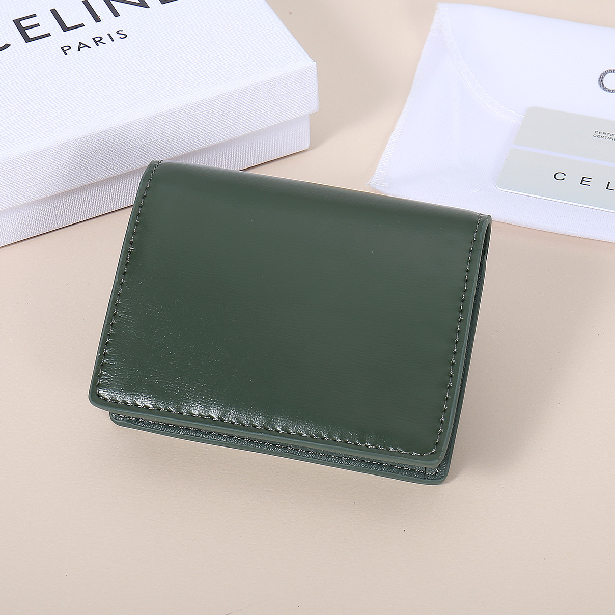 Celine新款卡包,TRIOMPHE名片包,牛皮大面内配平纹超纤,金色饰面TRIOMPHE金属按扣开合