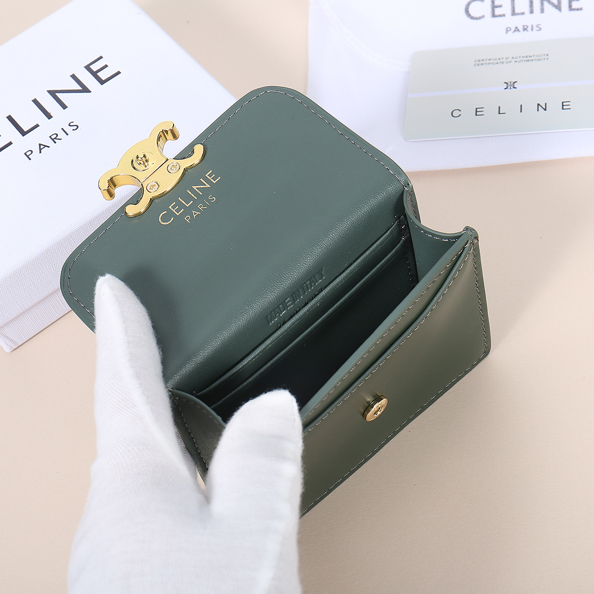 Celine新款卡包,TRIOMPHE名片包,牛皮大面内配平纹超纤,金色饰面TRIOMPHE金属按扣开合