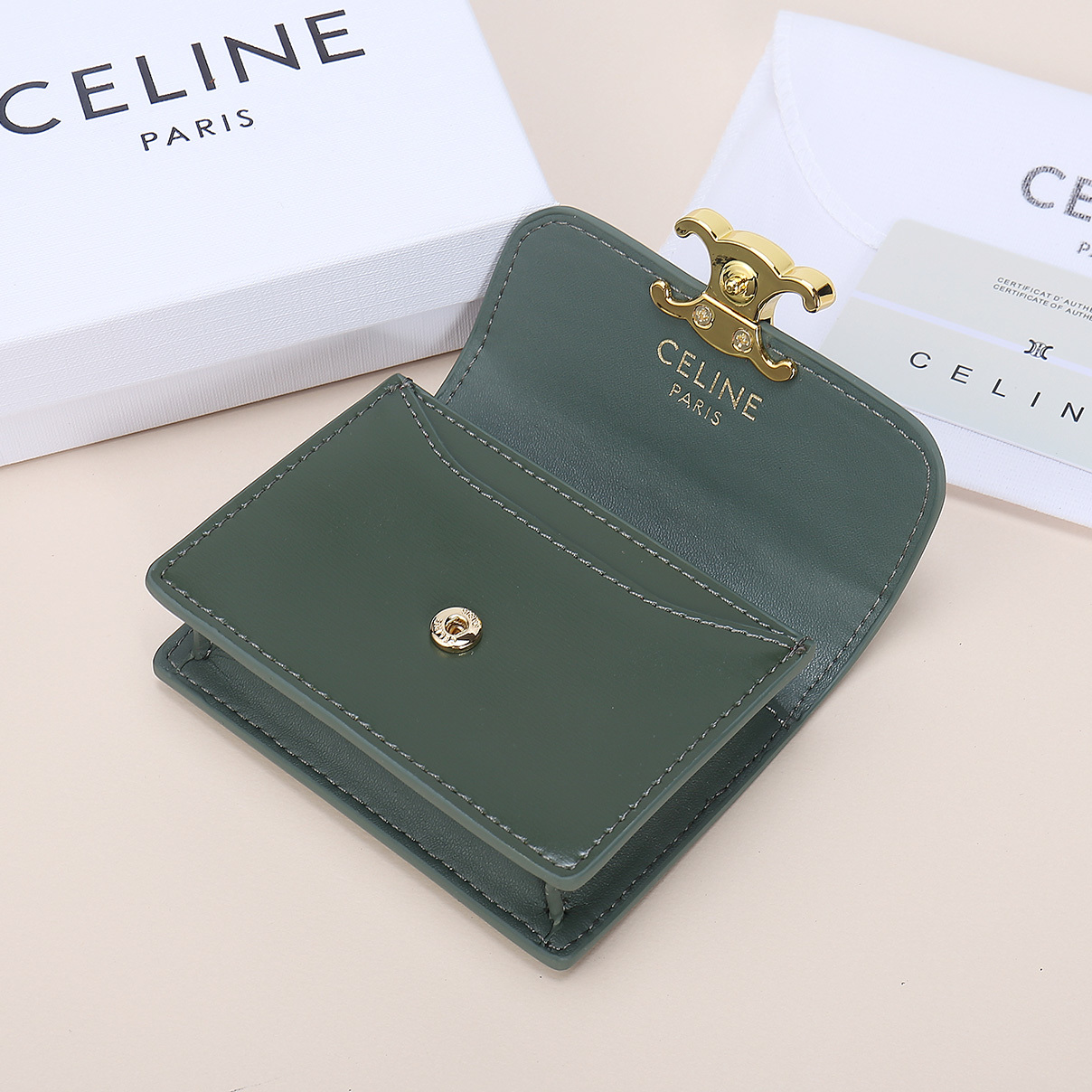Celine新款卡包,TRIOMPHE名片包,牛皮大面内配平纹超纤,金色饰面TRIOMPHE金属按扣开合