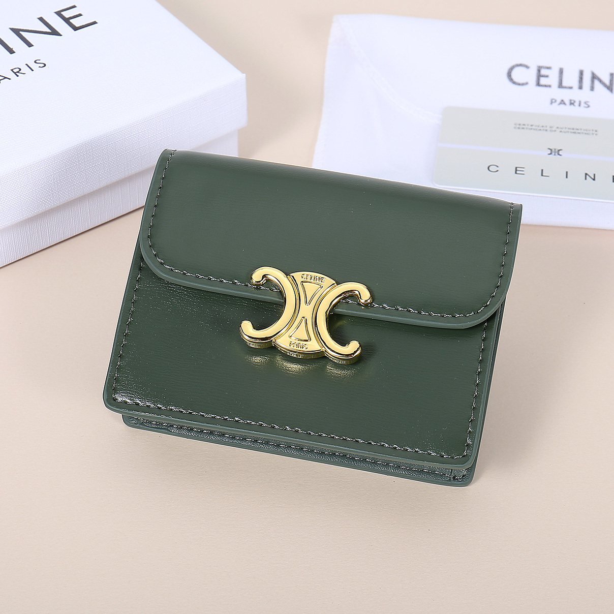 Celine新款卡包,TRIOMPHE名片包,牛皮大面内配平纹超纤,金色饰面TRIOMPHE金属按扣开合