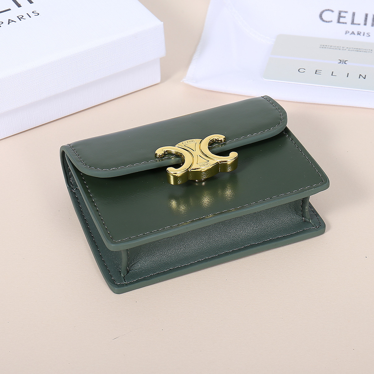 Celine新款卡包,TRIOMPHE名片包,牛皮大面内配平纹超纤,金色饰面TRIOMPHE金属按扣开合