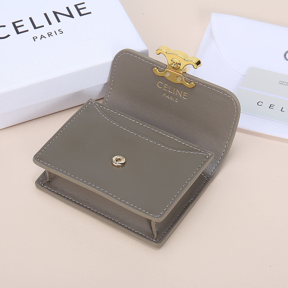 Celine新款卡包,TRIOMPHE名片包,牛皮大面内配平纹超纤,金色饰面TRIOMPHE金属按扣开合