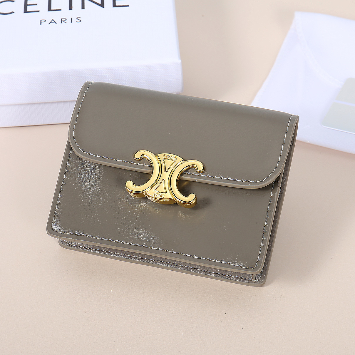 Celine新款卡包,TRIOMPHE名片包,牛皮大面内配平纹超纤,金色饰面TRIOMPHE金属按扣开合