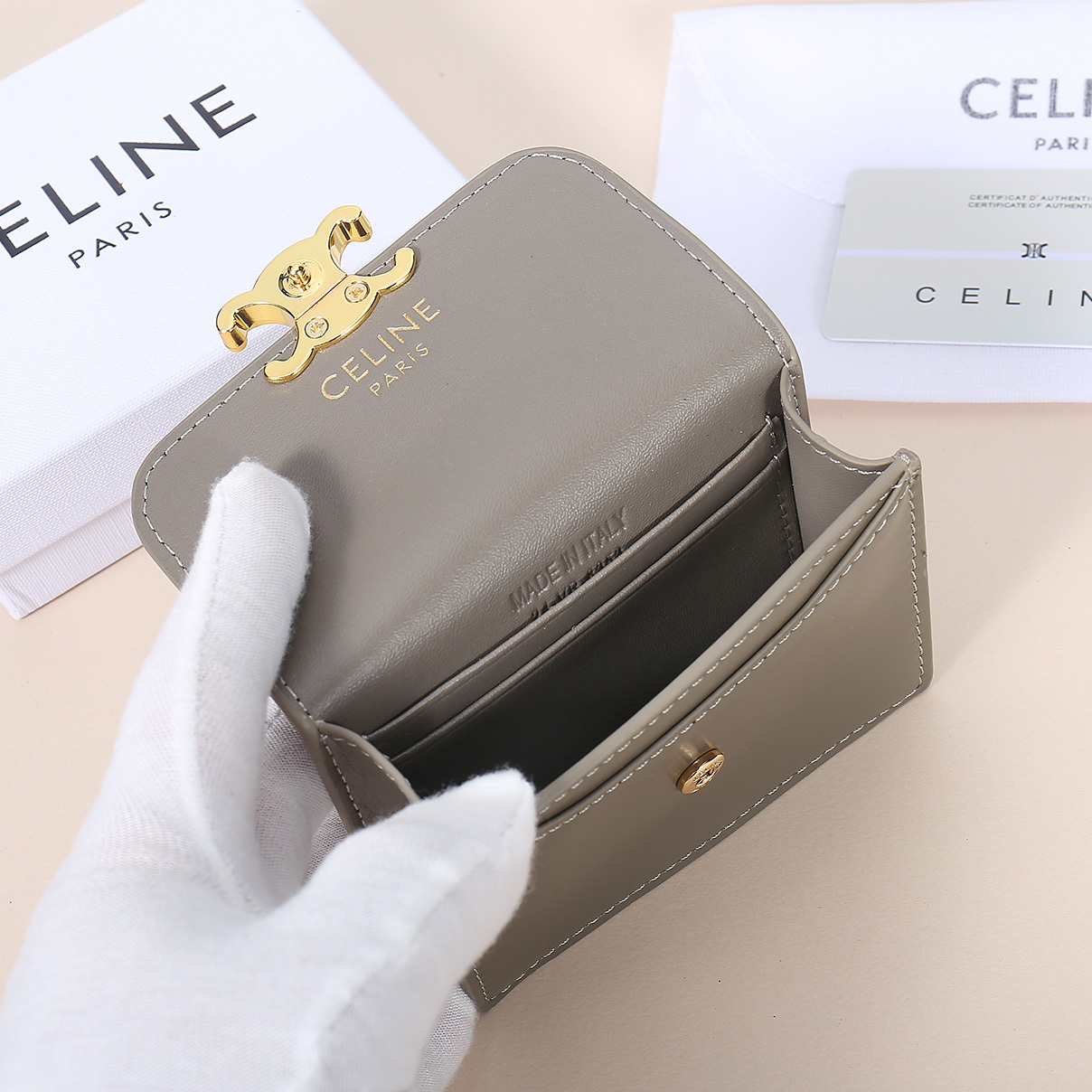 Celine新款卡包,TRIOMPHE名片包,牛皮大面内配平纹超纤,金色饰面TRIOMPHE金属按扣开合
