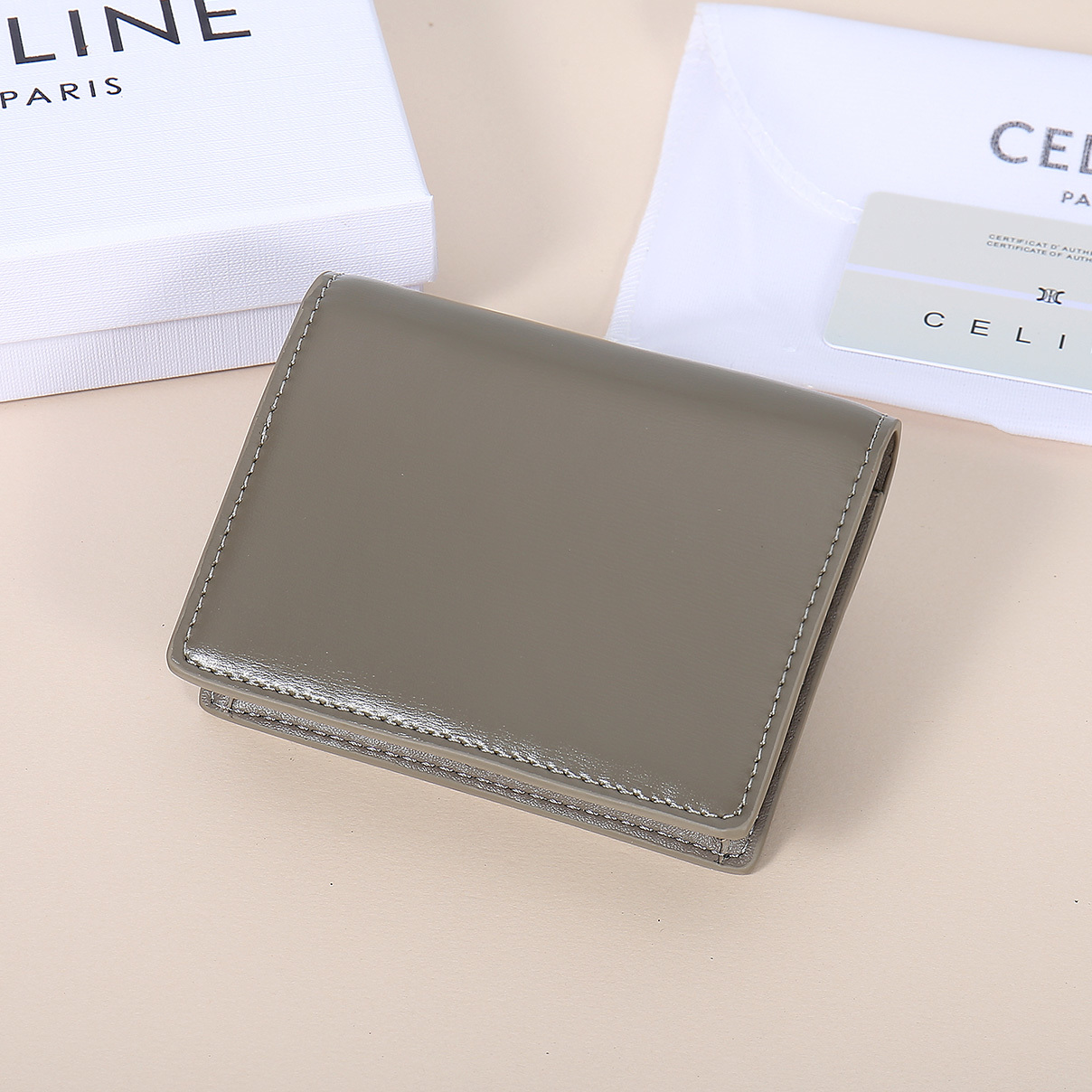 Celine新款卡包,TRIOMPHE名片包,牛皮大面内配平纹超纤,金色饰面TRIOMPHE金属按扣开合