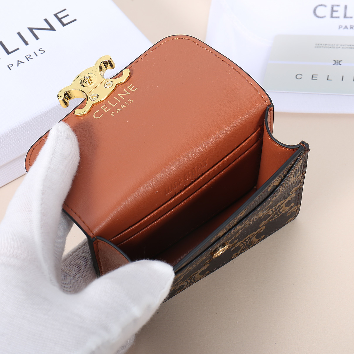 Celine新款卡包,TRIOMPHE名片包,经典花纹大面内配平纹超纤,金色饰面TRIOMPHE金属按扣