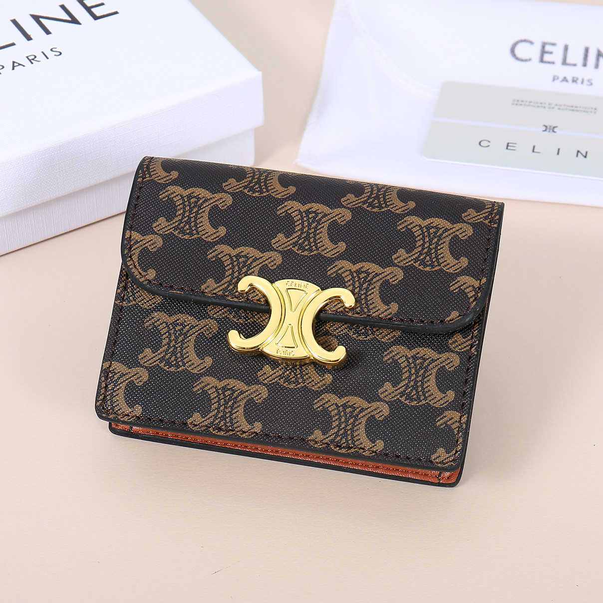 Celine新款卡包,TRIOMPHE名片包,经典花纹大面内配平纹超纤,金色饰面TRIOMPHE金属按扣