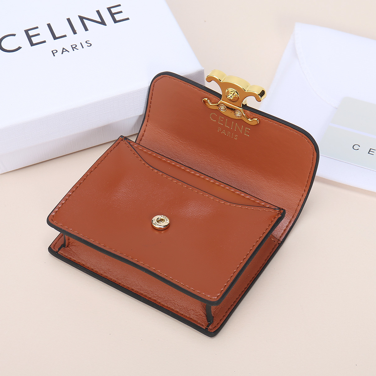 Celine新款卡包,TRIOMPHE名片包,牛皮大面内配平纹超纤,金色饰面TRIOMPHE金属按扣开合