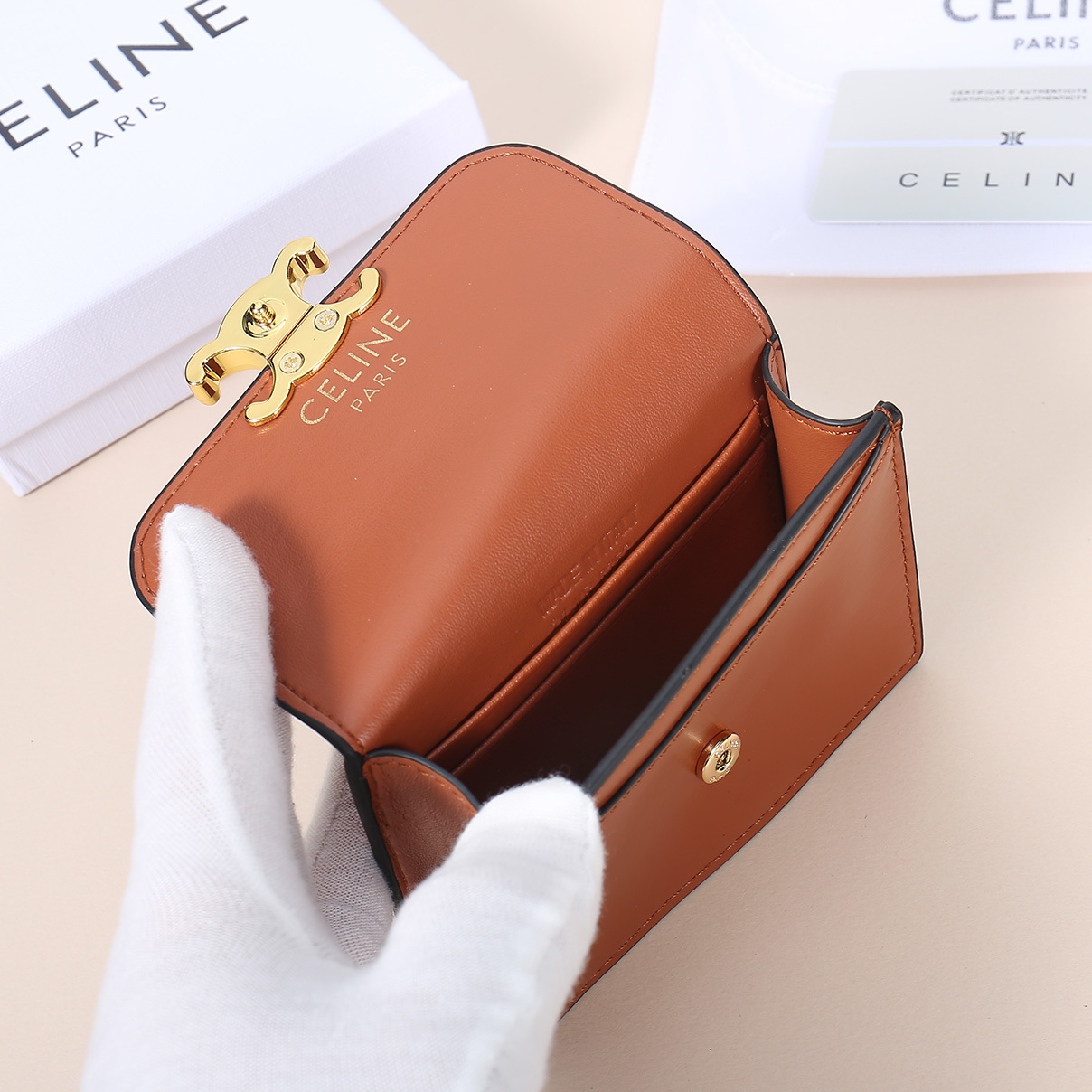 Celine新款卡包,TRIOMPHE名片包,牛皮大面内配平纹超纤,金色饰面TRIOMPHE金属按扣开合