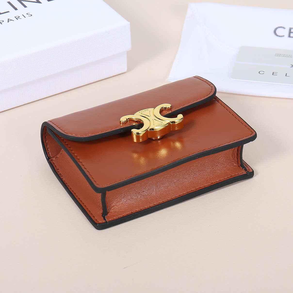 Celine新款卡包,TRIOMPHE名片包,牛皮大面内配平纹超纤,金色饰面TRIOMPHE金属按扣开合