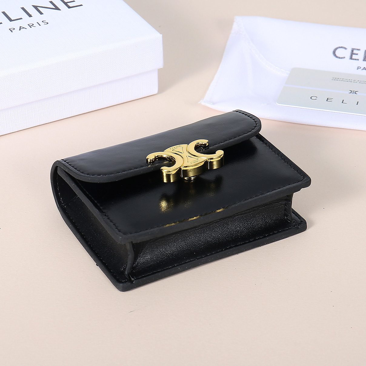 Celine新款卡包,TRIOMPHE名片包,牛皮大面内配平纹超纤,金色饰面TRIOMPHE金属按扣开合