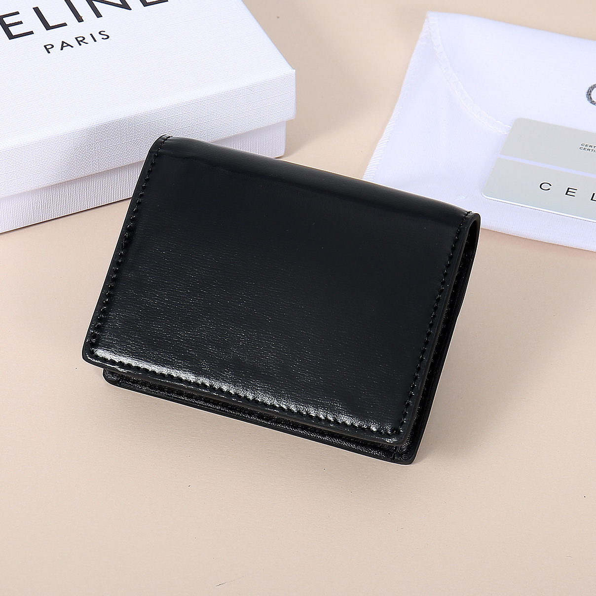 Celine新款卡包,TRIOMPHE名片包,牛皮大面内配平纹超纤,金色饰面TRIOMPHE金属按扣开合