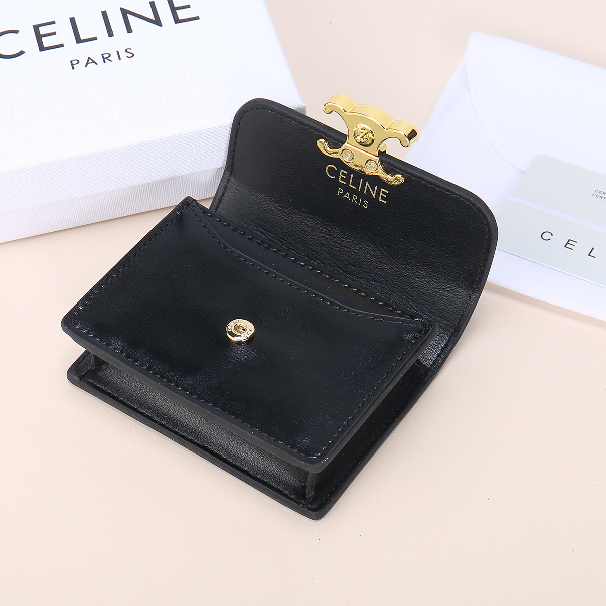 Celine新款卡包,TRIOMPHE名片包,牛皮大面内配平纹超纤,金色饰面TRIOMPHE金属按扣开合
