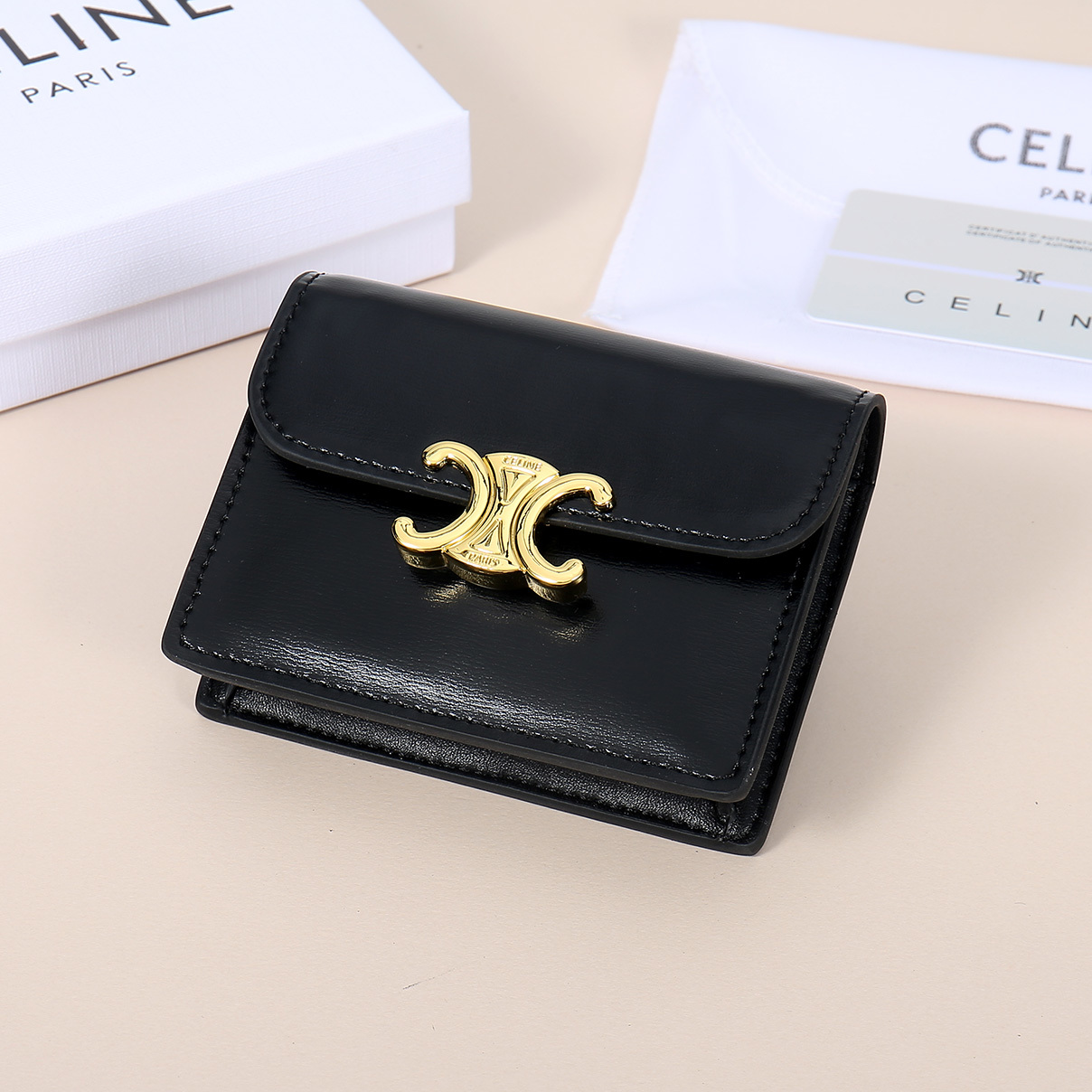 Celine新款卡包,TRIOMPHE名片包,牛皮大面内配平纹超纤,金色饰面TRIOMPHE金属按扣开合
