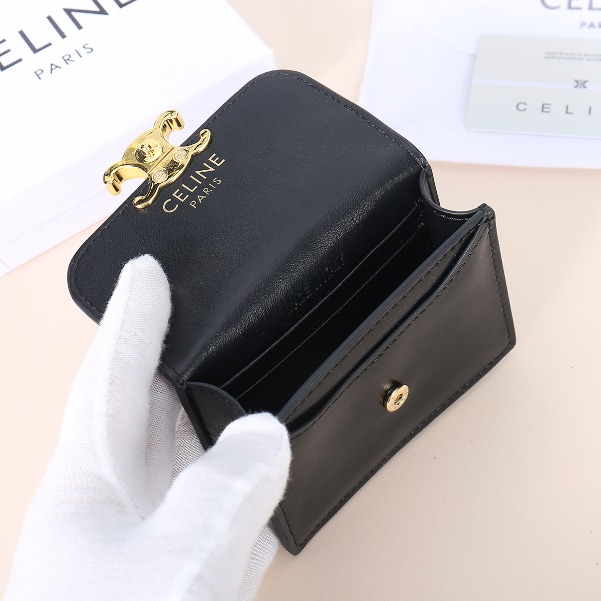 Celine新款卡包,TRIOMPHE名片包,牛皮大面内配平纹超纤,金色饰面TRIOMPHE金属按扣开合