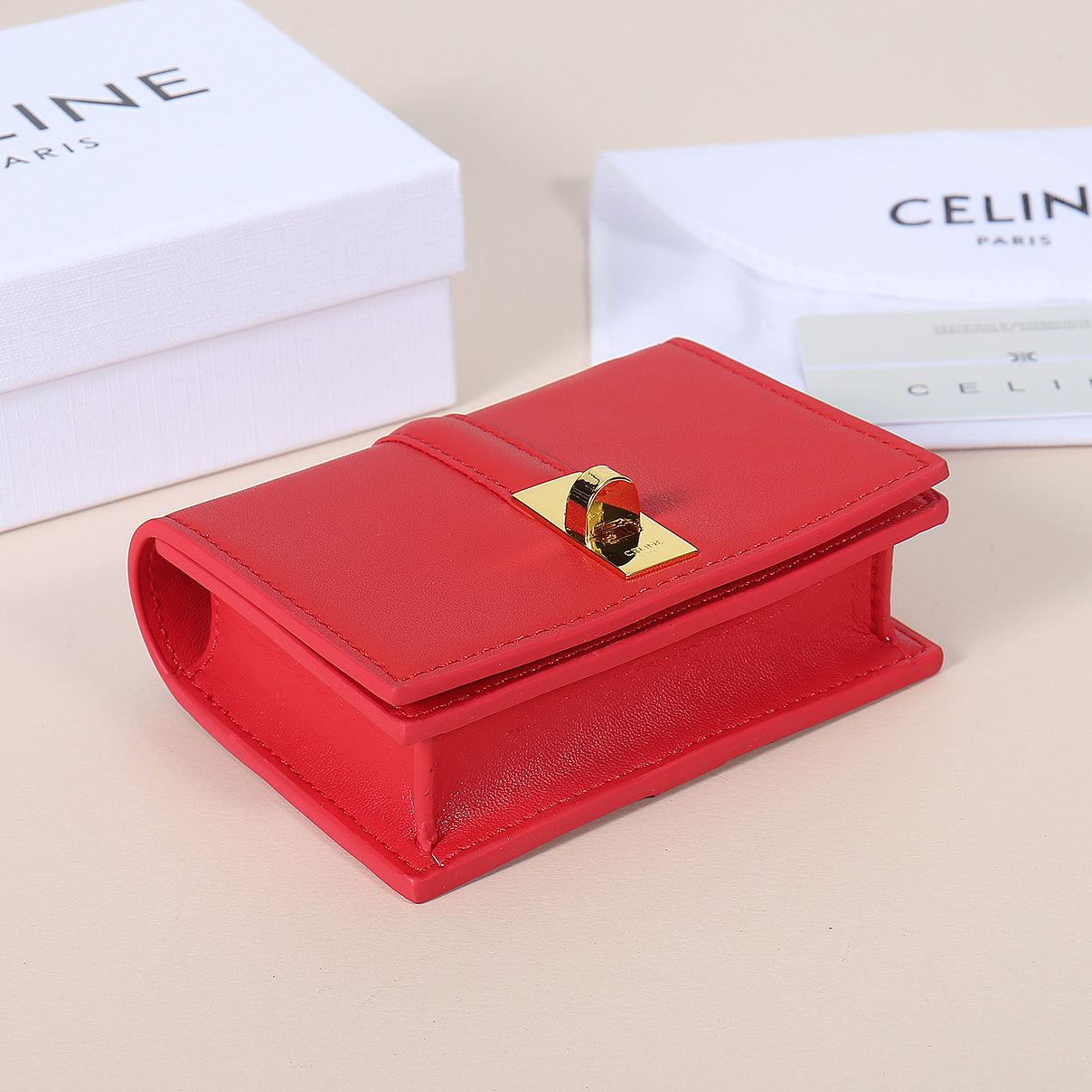 Celine新款卡包,TRIOMPHE翻盖卡包,牛皮大面内配平纹超纤,旋转锁扣开合,1个加厚主隔层,2个