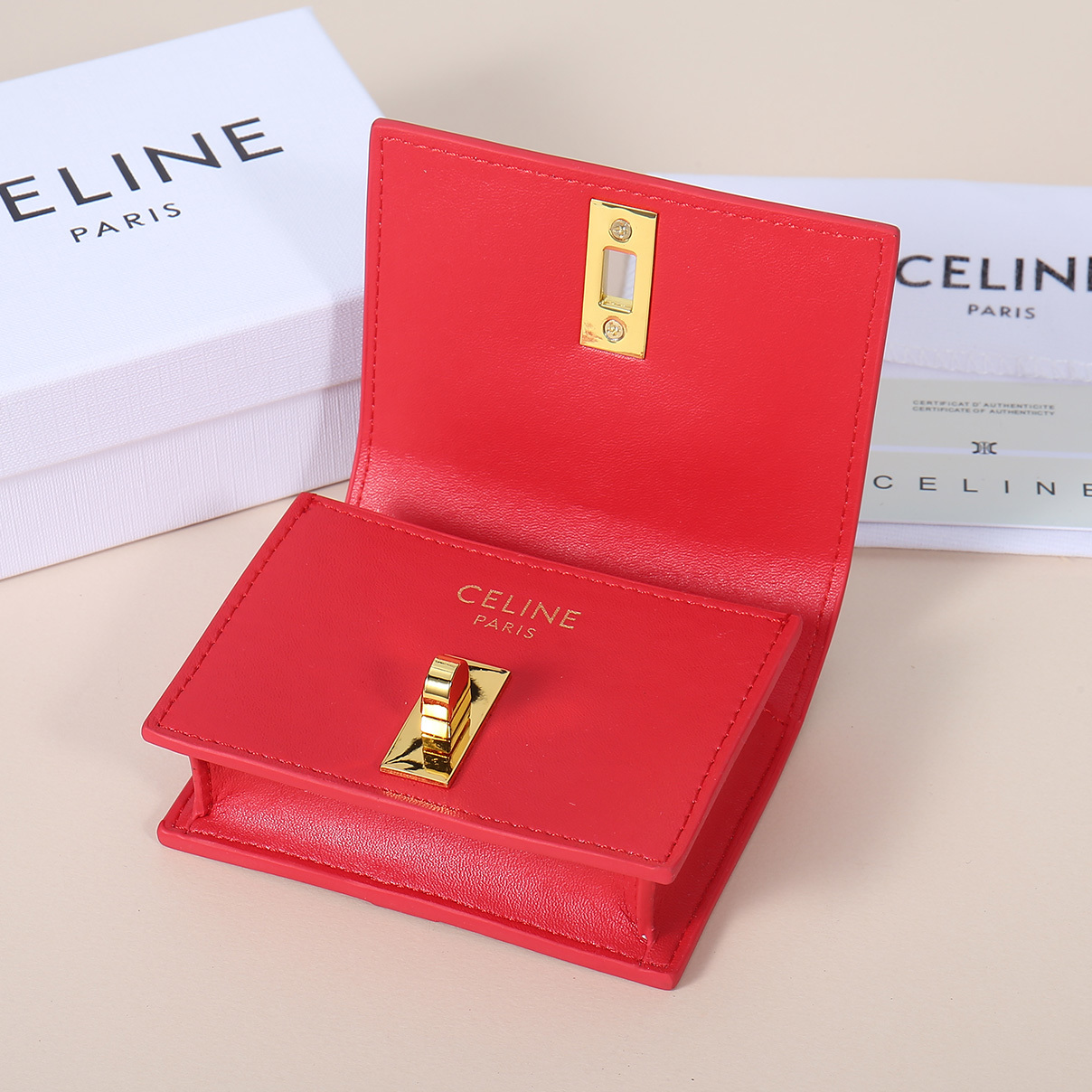 Celine新款卡包,TRIOMPHE翻盖卡包,牛皮大面内配平纹超纤,旋转锁扣开合,1个加厚主隔层,2个
