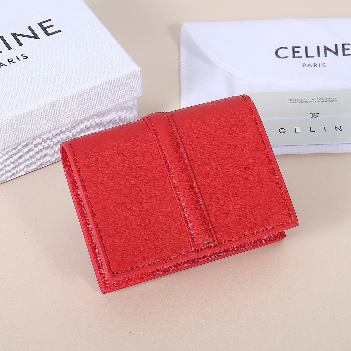 Celine新款卡包,TRIOMPHE翻盖卡包,牛皮大面内配平纹超纤,旋转锁扣开合,1个加厚主隔层,2个