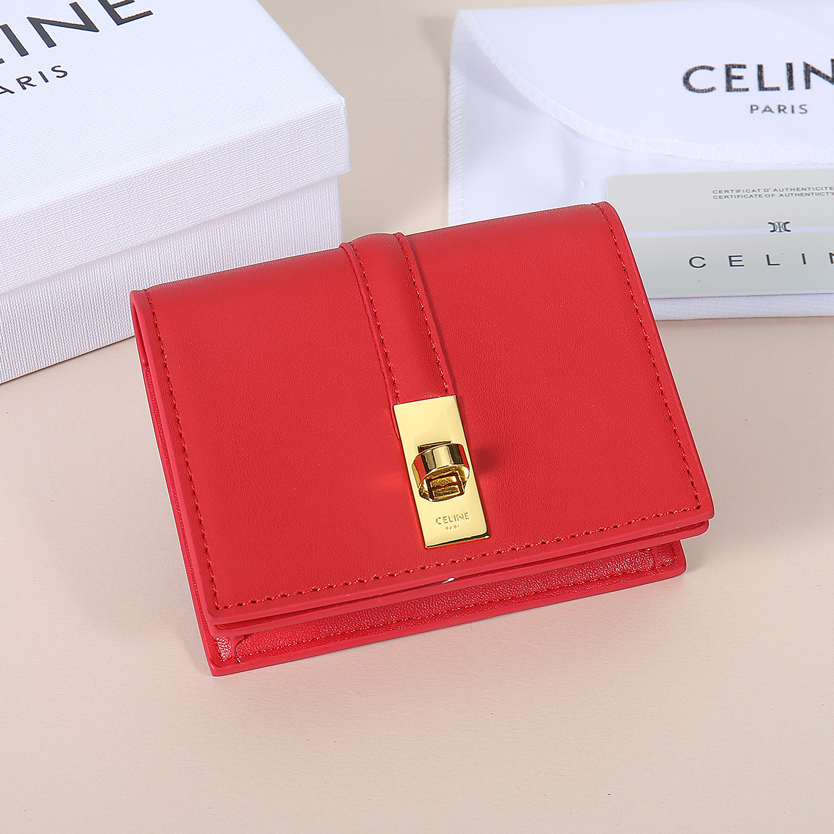 Celine新款卡包,TRIOMPHE翻盖卡包,牛皮大面内配平纹超纤,旋转锁扣开合,1个加厚主隔层,2个