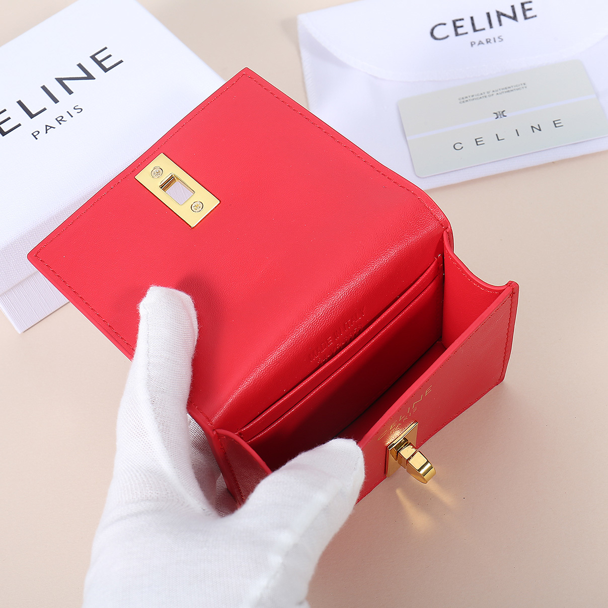 Celine新款卡包,TRIOMPHE翻盖卡包,牛皮大面内配平纹超纤,旋转锁扣开合,1个加厚主隔层,2个