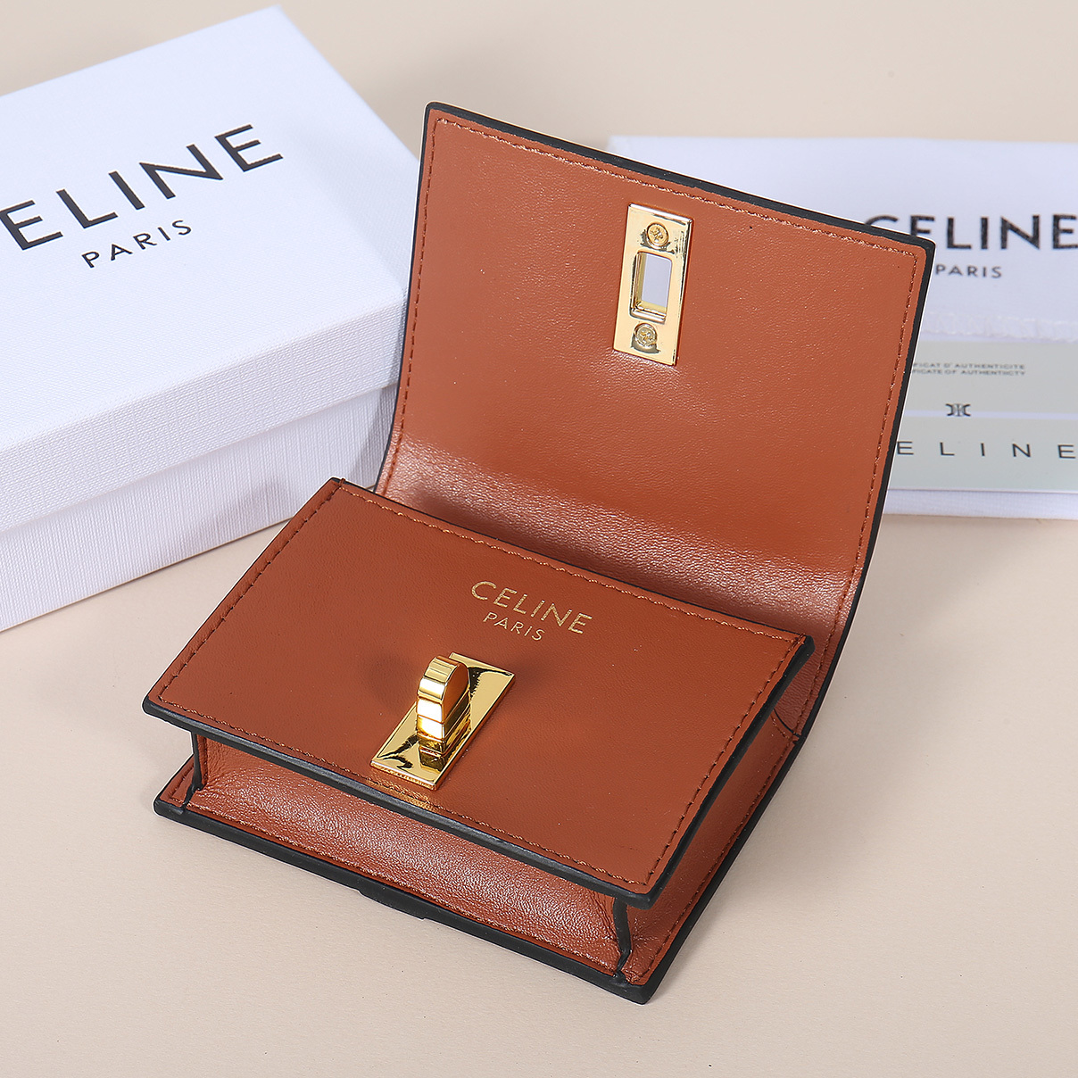 Celine新款卡包,TRIOMPHE翻盖卡包,牛皮大面内配平纹超纤,旋转锁扣开合,1个加厚主隔层,2个