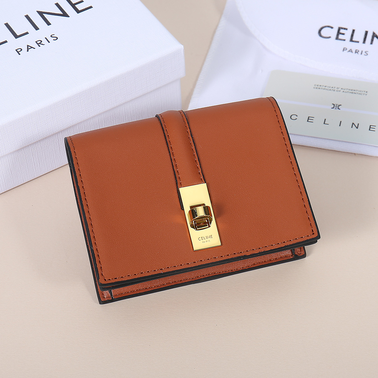 Celine新款卡包,TRIOMPHE翻盖卡包,牛皮大面内配平纹超纤,旋转锁扣开合,1个加厚主隔层,2个