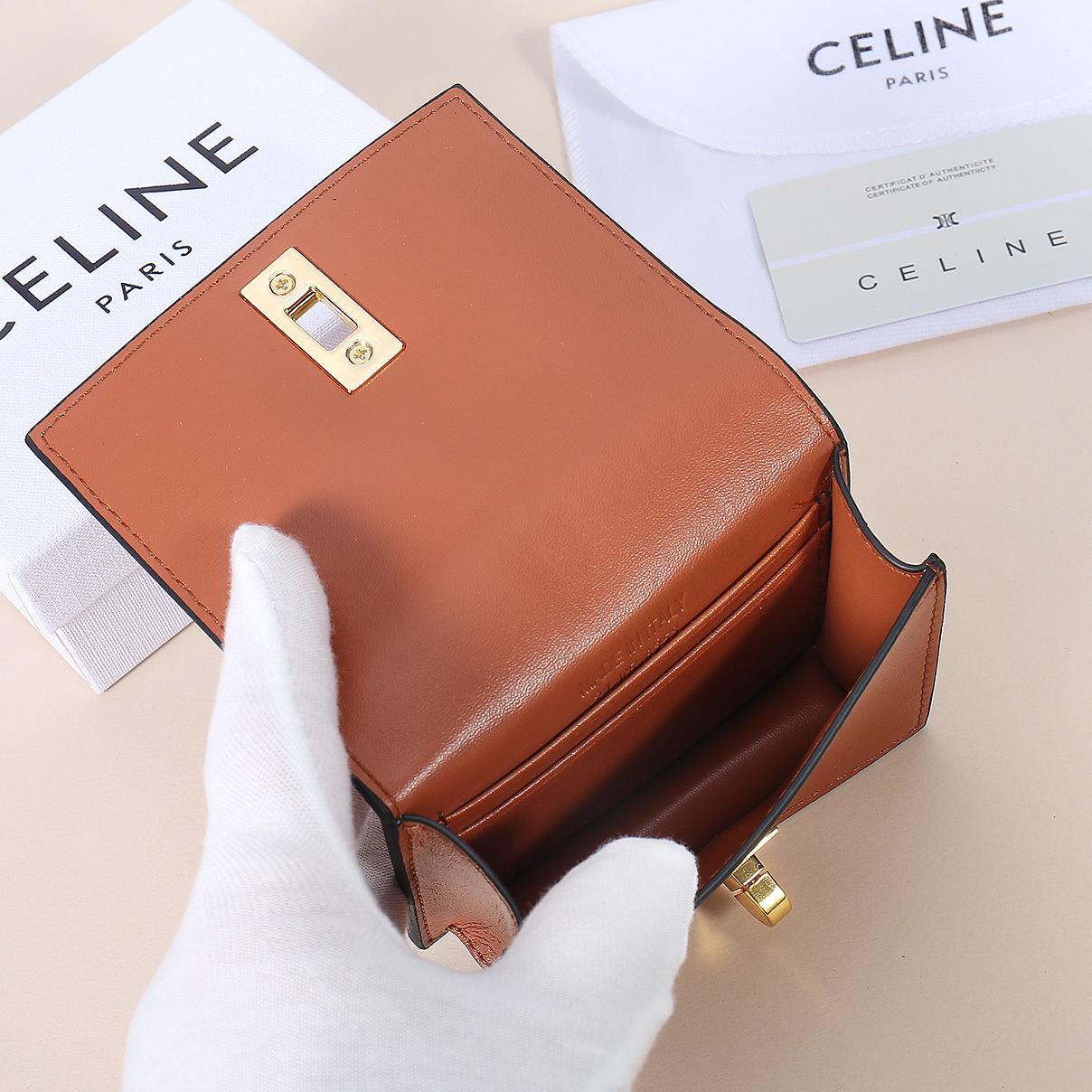 Celine新款卡包,TRIOMPHE翻盖卡包,牛皮大面内配平纹超纤,旋转锁扣开合,1个加厚主隔层,2个