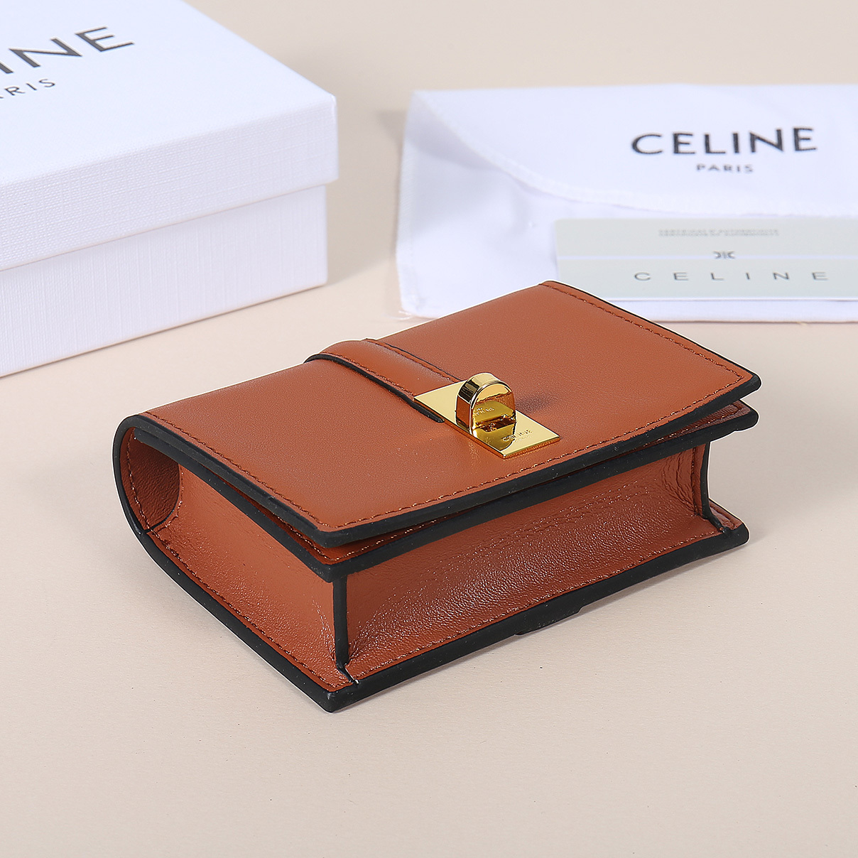 Celine新款卡包,TRIOMPHE翻盖卡包,牛皮大面内配平纹超纤,旋转锁扣开合,1个加厚主隔层,2个