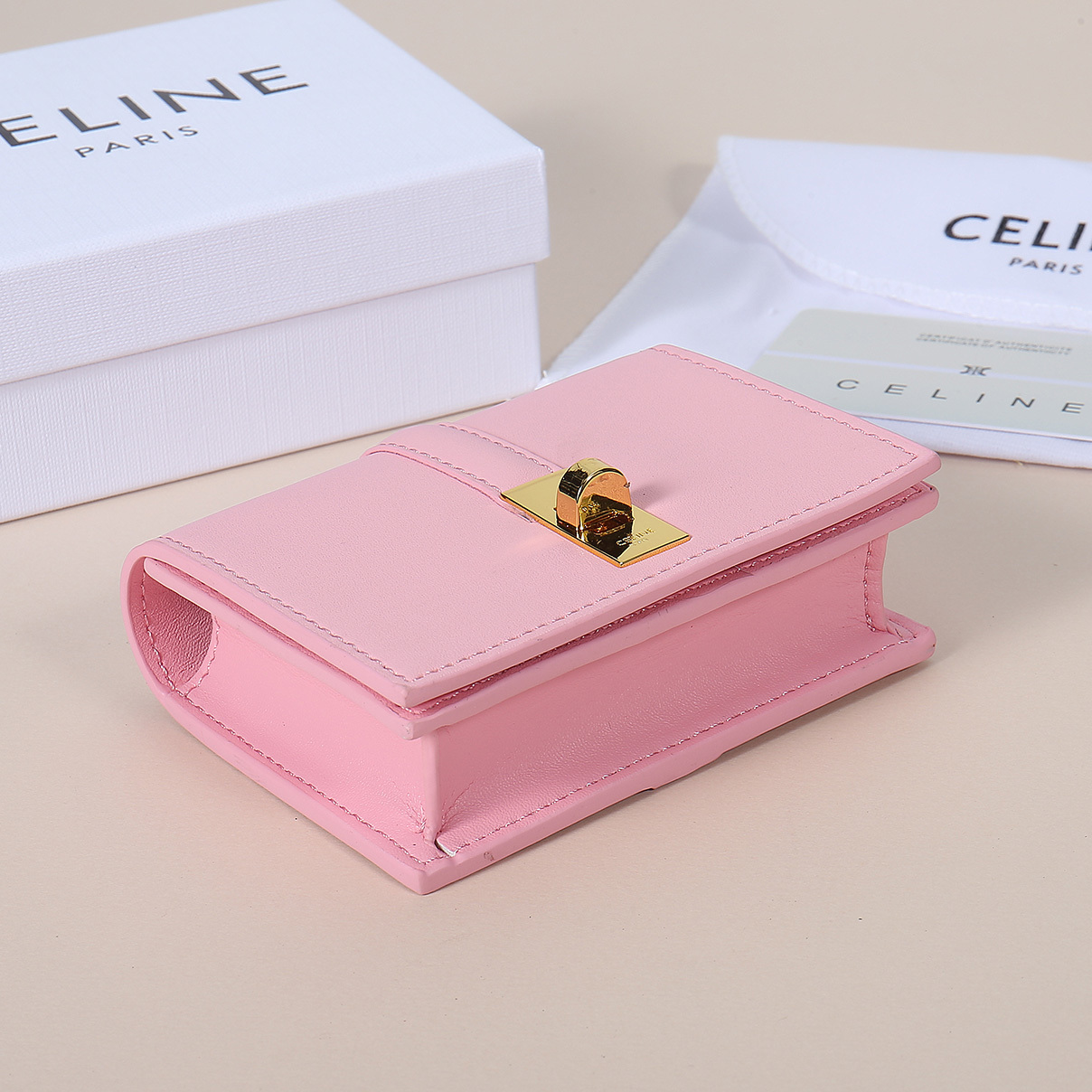 Celine新款卡包,TRIOMPHE翻盖卡包,牛皮大面内配平纹超纤,旋转锁扣开合,1个加厚主隔层,2个