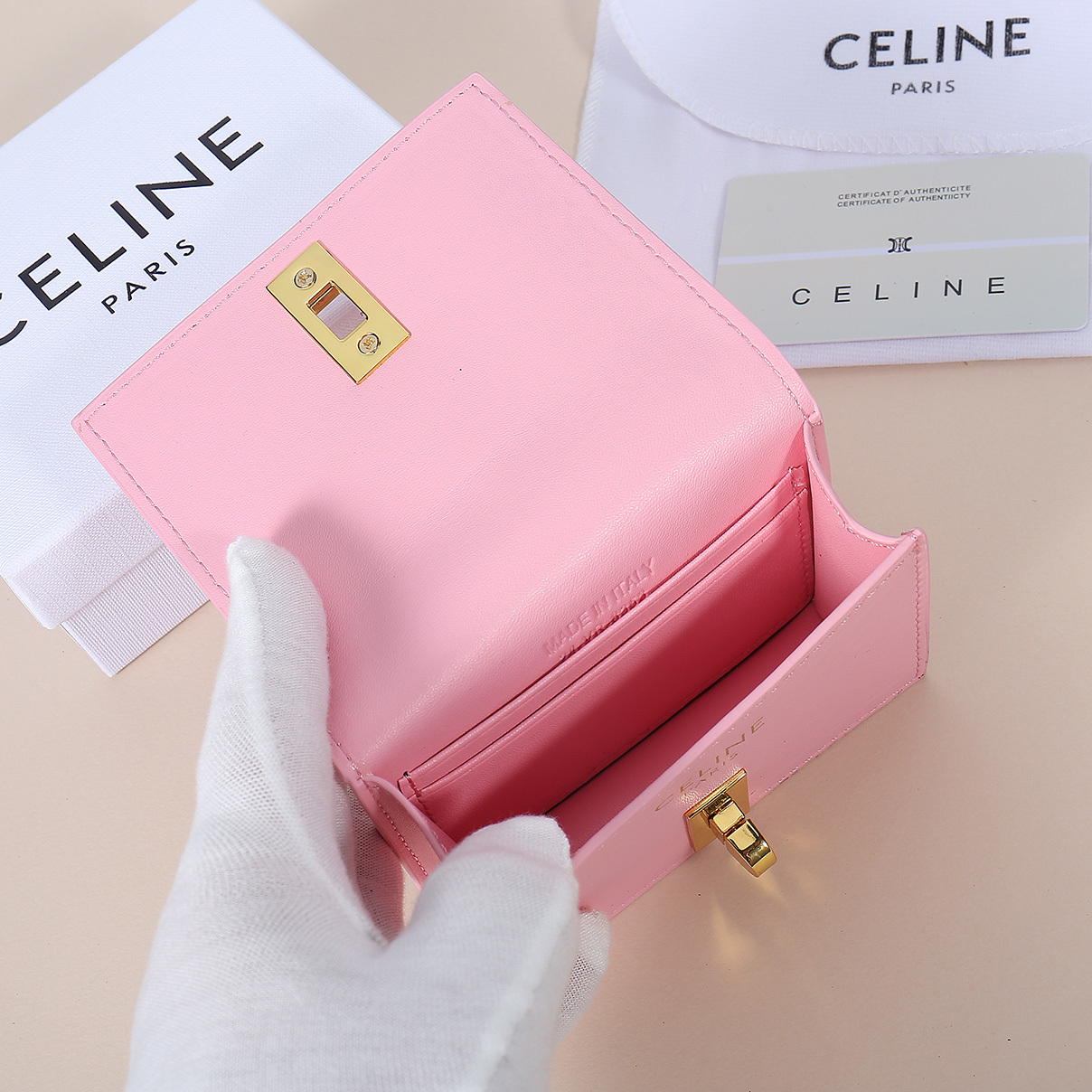Celine新款卡包,TRIOMPHE翻盖卡包,牛皮大面内配平纹超纤,旋转锁扣开合,1个加厚主隔层,2个