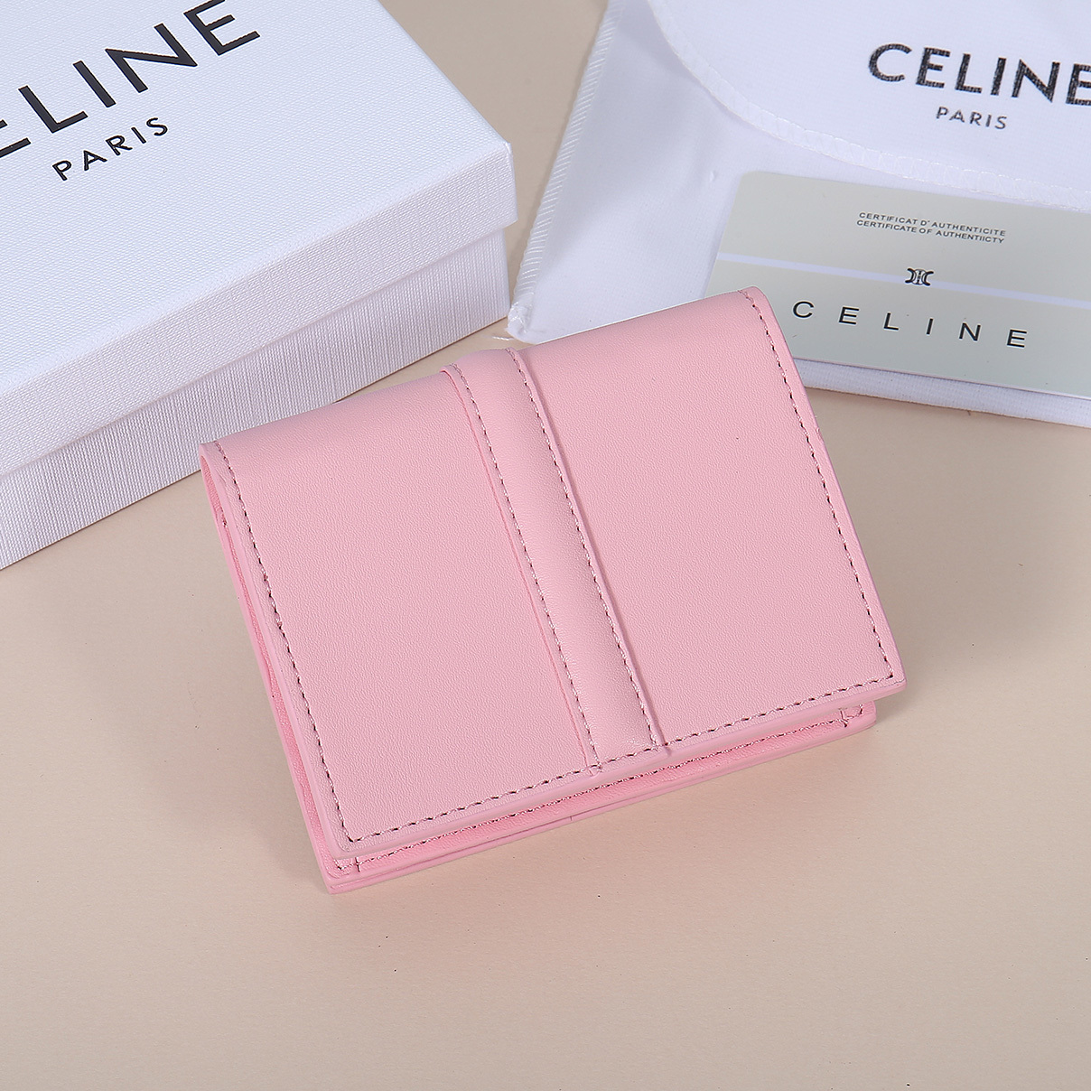 Celine新款卡包,TRIOMPHE翻盖卡包,牛皮大面内配平纹超纤,旋转锁扣开合,1个加厚主隔层,2个