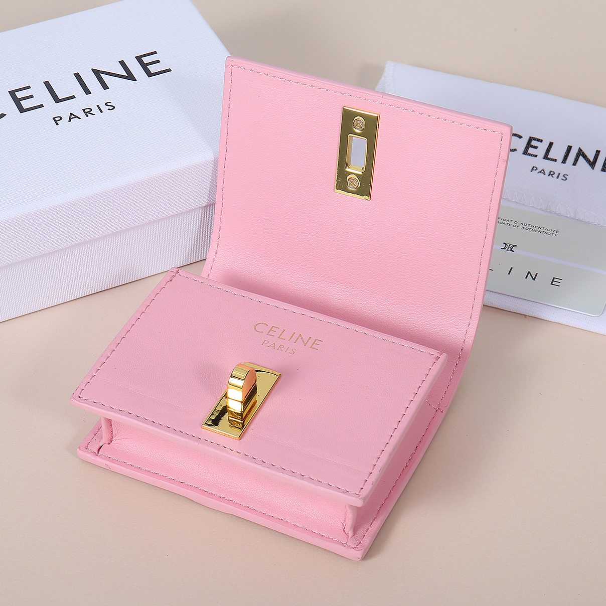 Celine新款卡包,TRIOMPHE翻盖卡包,牛皮大面内配平纹超纤,旋转锁扣开合,1个加厚主隔层,2个