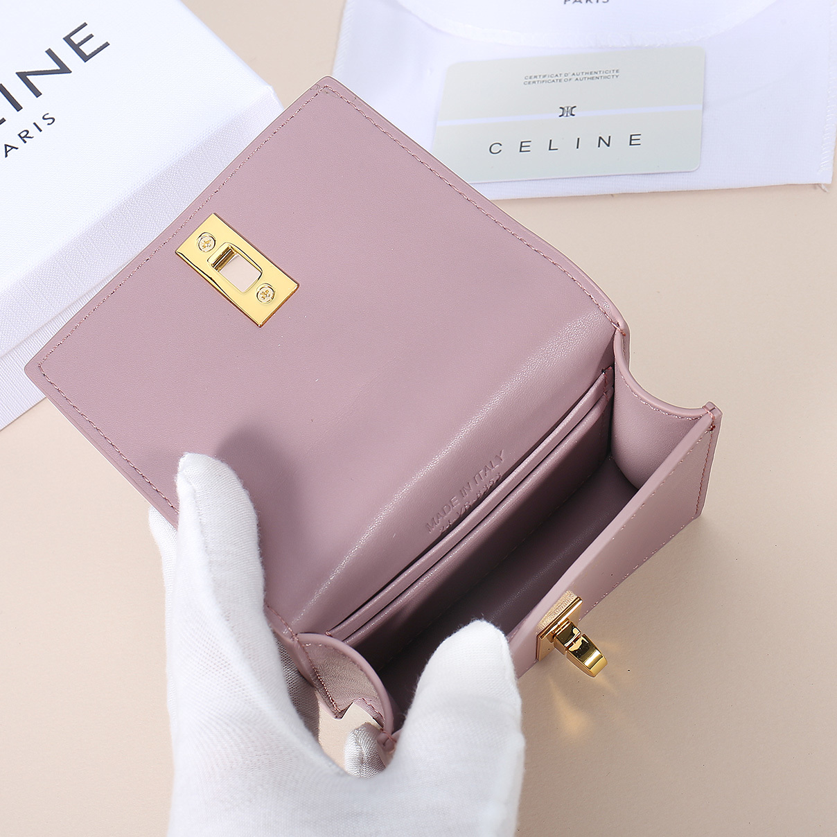 Celine新款卡包,TRIOMPHE翻盖卡包,牛皮大面内配平纹超纤,旋转锁扣开合,1个加厚主隔层,2个