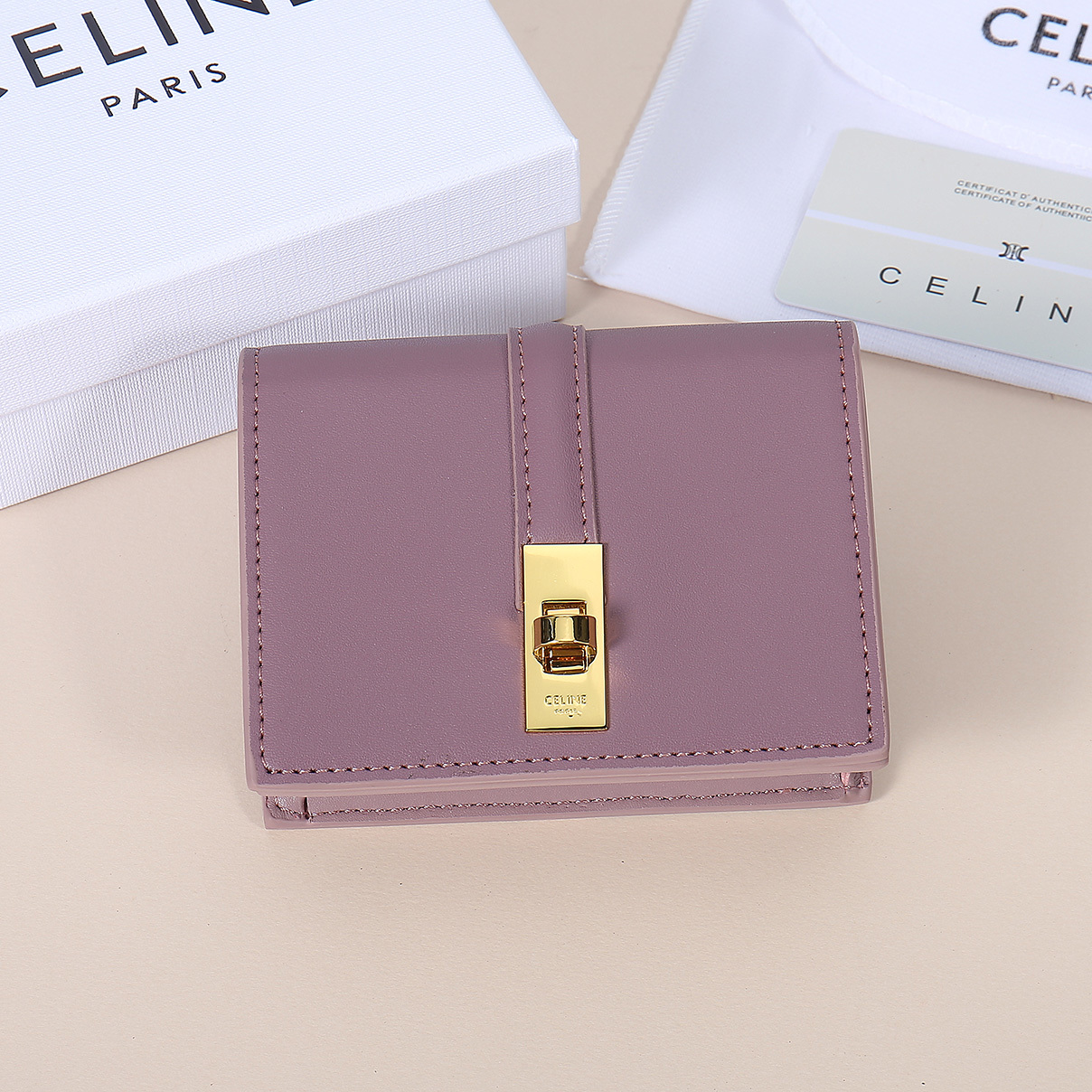 Celine新款卡包,TRIOMPHE翻盖卡包,牛皮大面内配平纹超纤,旋转锁扣开合,1个加厚主隔层,2个