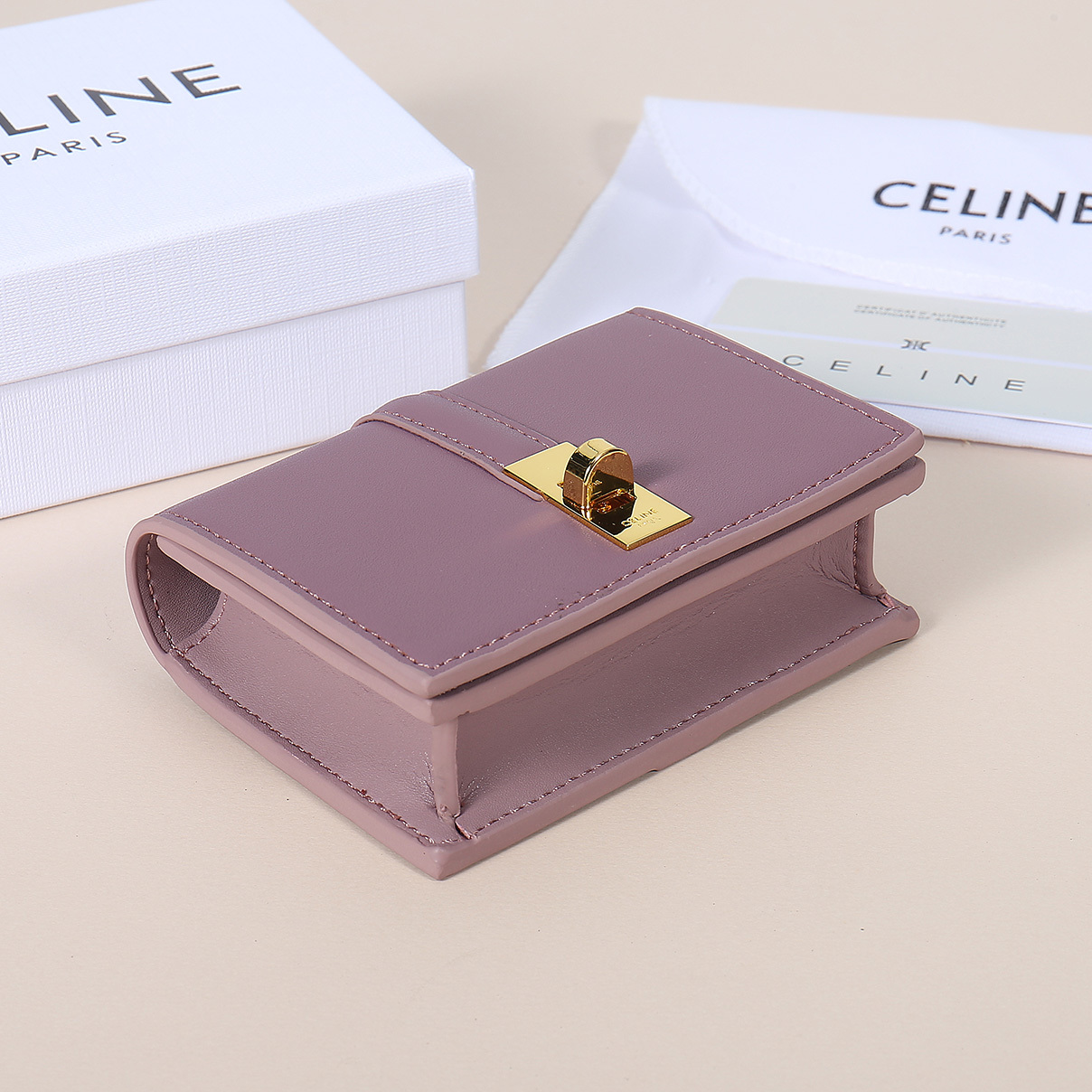 Celine新款卡包,TRIOMPHE翻盖卡包,牛皮大面内配平纹超纤,旋转锁扣开合,1个加厚主隔层,2个