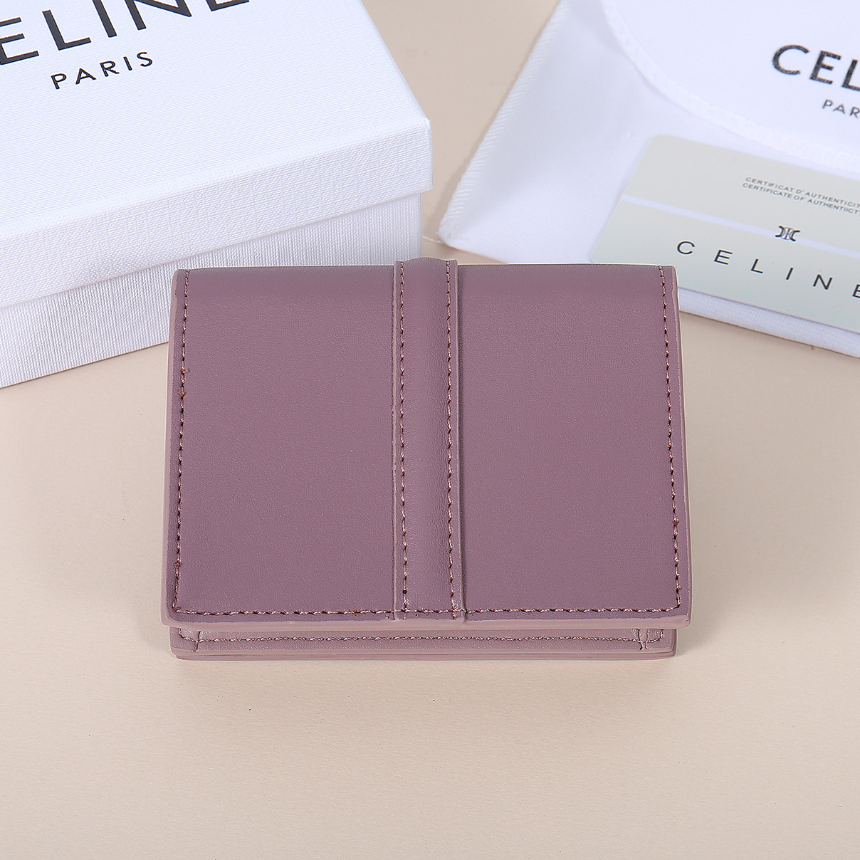 Celine新款卡包,TRIOMPHE翻盖卡包,牛皮大面内配平纹超纤,旋转锁扣开合,1个加厚主隔层,2个