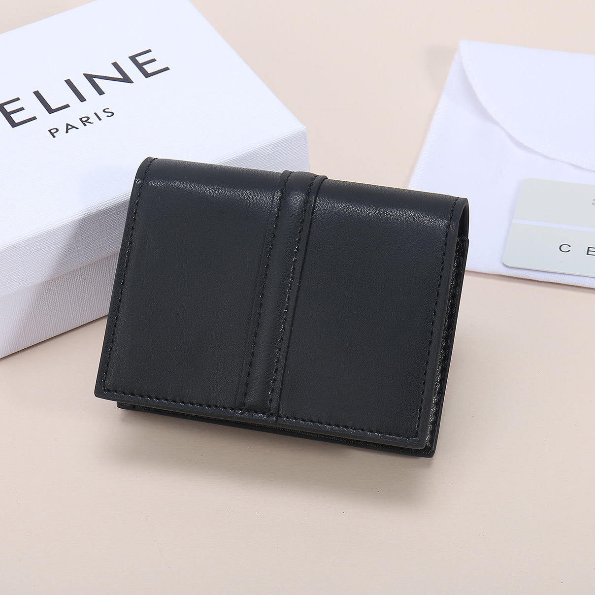 Celine新款卡包,TRIOMPHE翻盖卡包,牛皮大面内配平纹超纤,旋转锁扣开合,1个加厚主隔层,2个