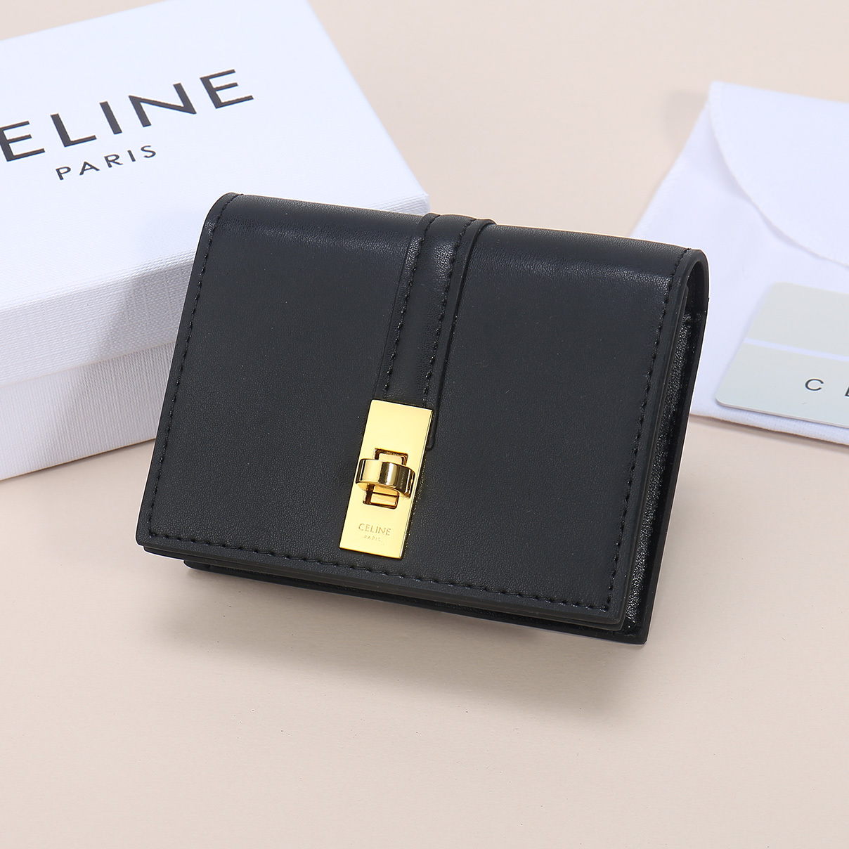 Celine新款卡包,TRIOMPHE翻盖卡包,牛皮大面内配平纹超纤,旋转锁扣开合,1个加厚主隔层,2个