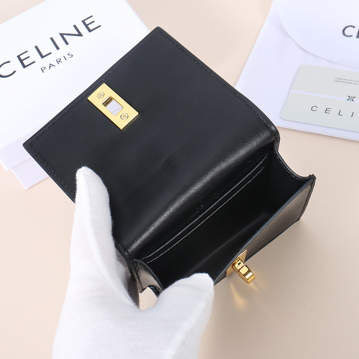 Celine新款卡包,TRIOMPHE翻盖卡包,牛皮大面内配平纹超纤,旋转锁扣开合,1个加厚主隔层,2个