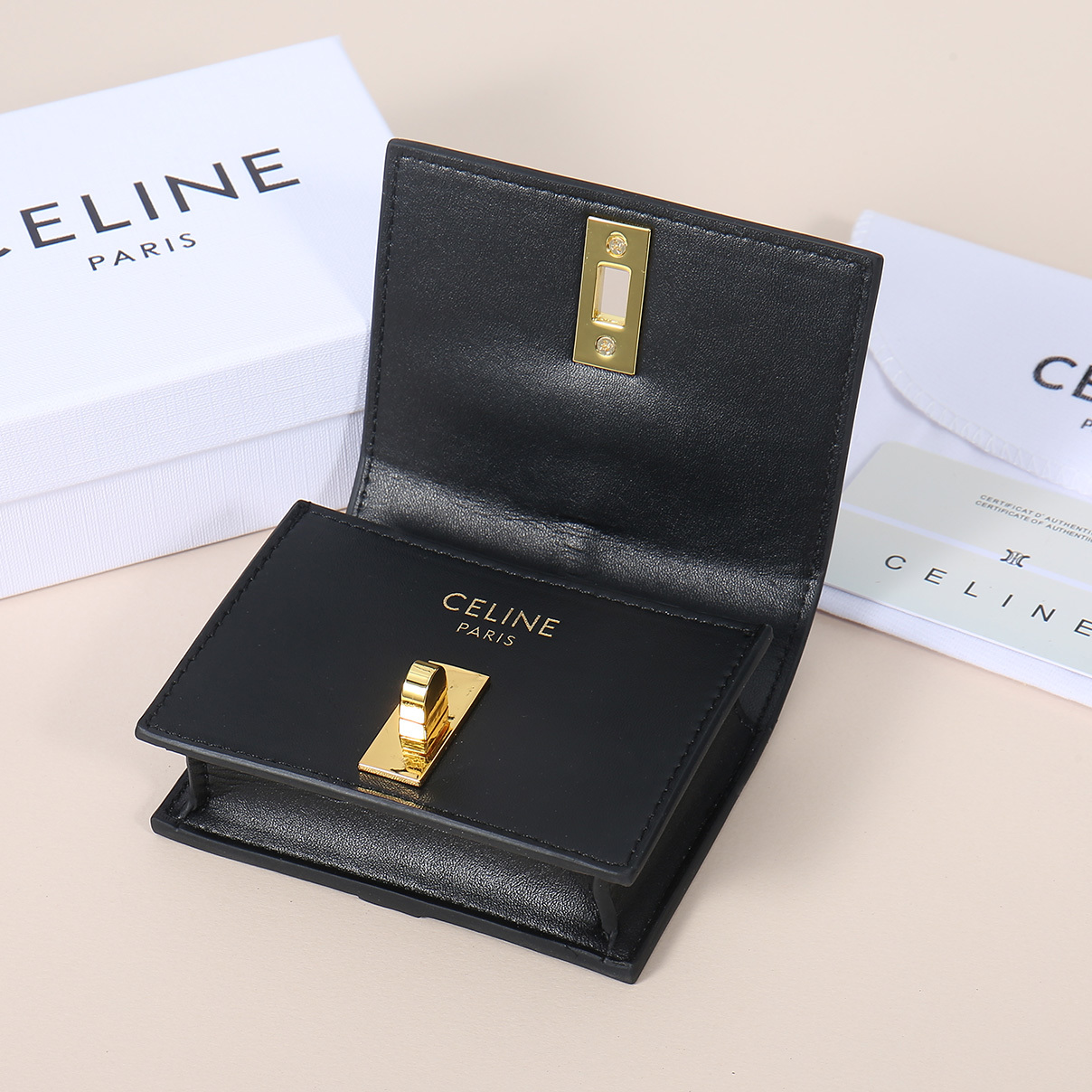 Celine新款卡包,TRIOMPHE翻盖卡包,牛皮大面内配平纹超纤,旋转锁扣开合,1个加厚主隔层,2个