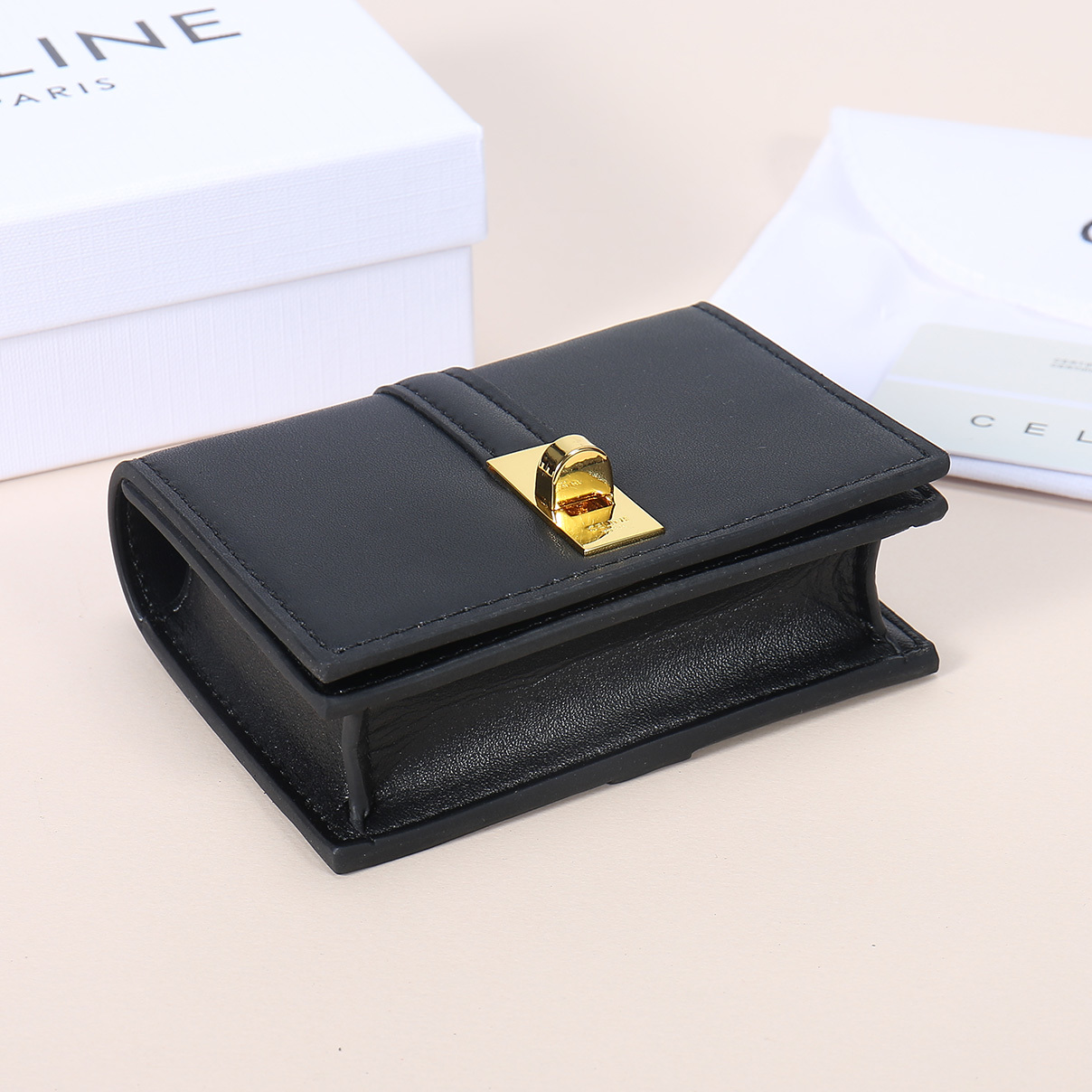 Celine新款卡包,TRIOMPHE翻盖卡包,牛皮大面内配平纹超纤,旋转锁扣开合,1个加厚主隔层,2个