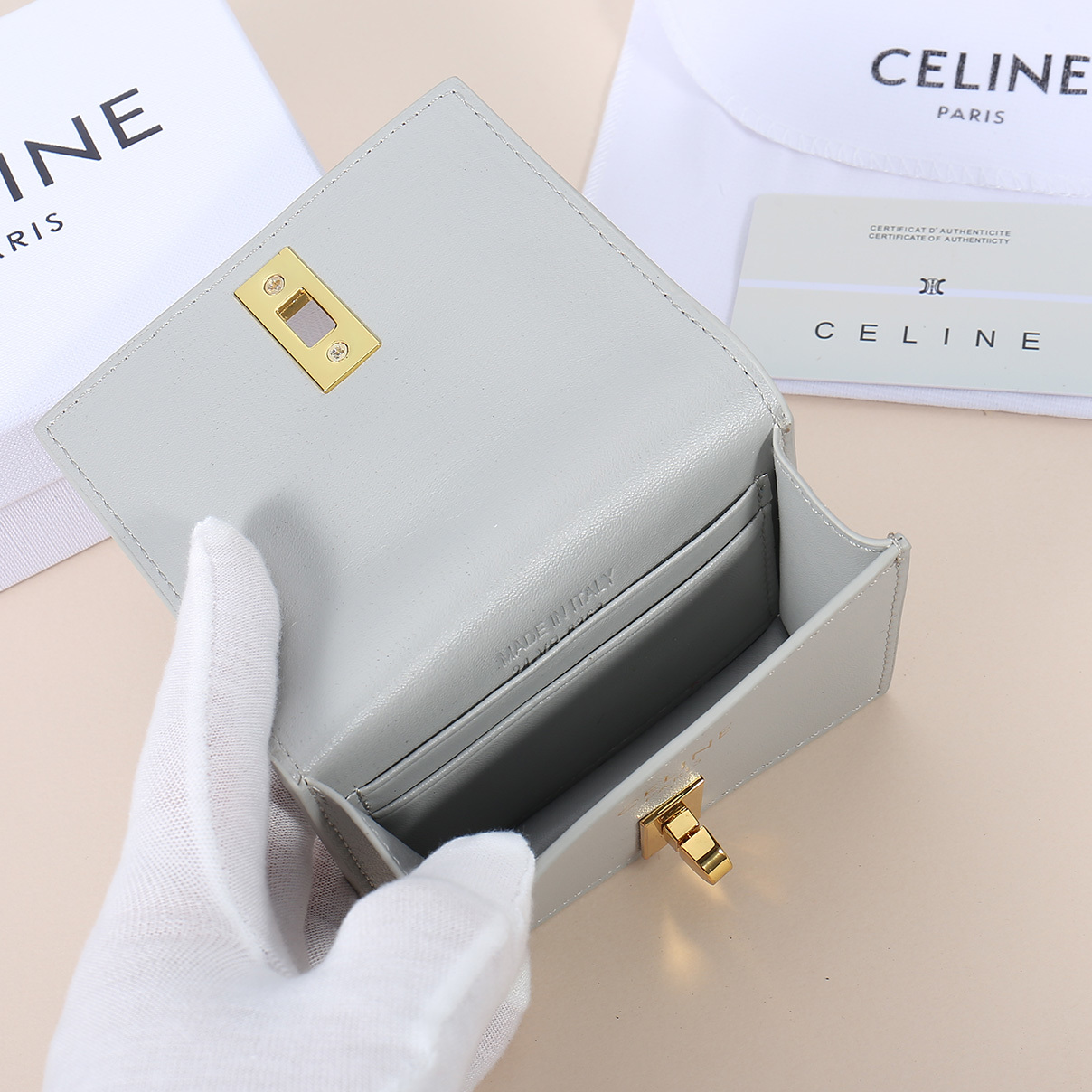 Celine新款卡包,TRIOMPHE翻盖卡包,牛皮大面内配平纹超纤,旋转锁扣开合,1个加厚主隔层,2个